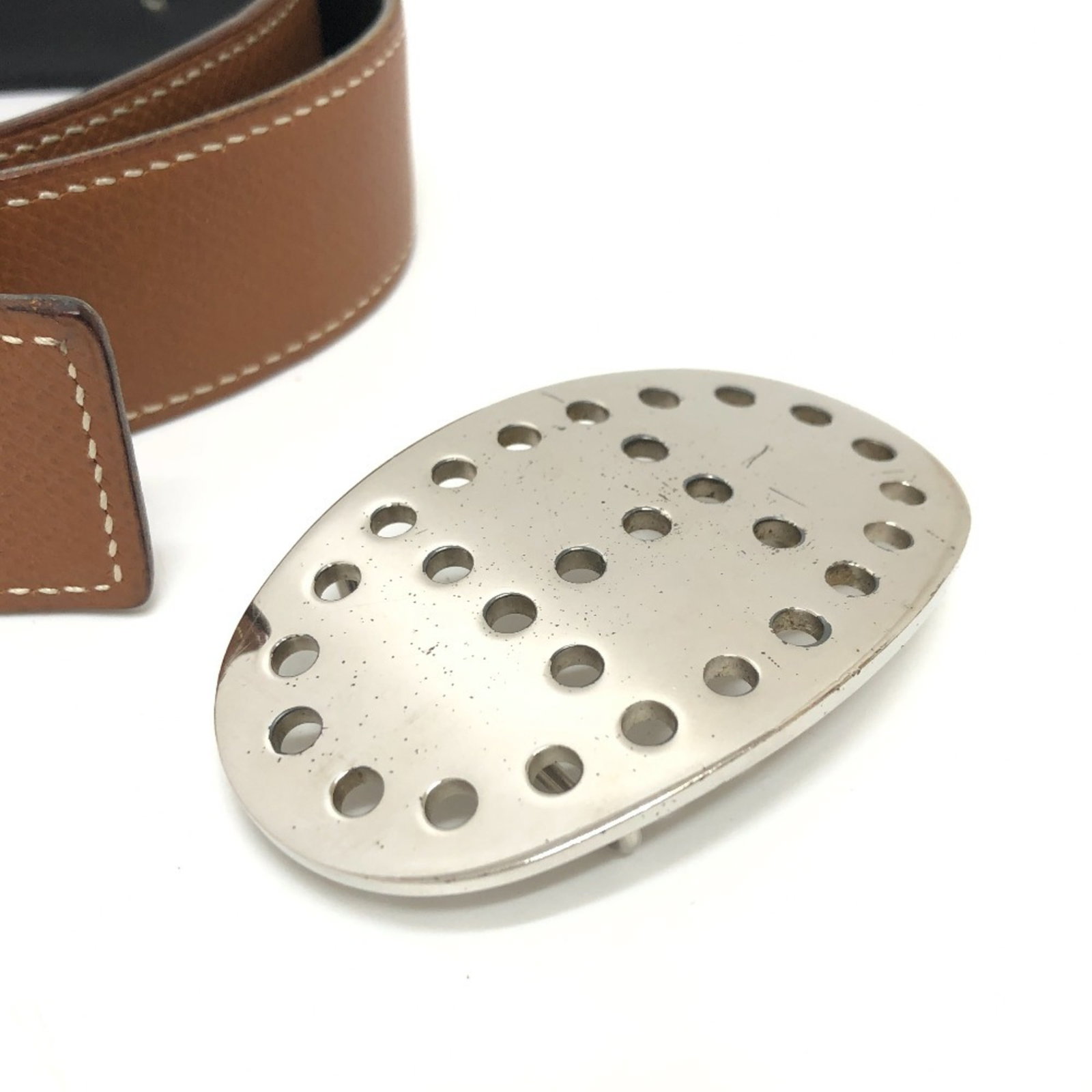 Hermes Standard Belt: Hermes Standard Belt Box calf leather and Epsom leather combine in a classic design, available in black and brown. The standard belt measures 62.5cm to 67.5cm in length, offering a versatile fit.