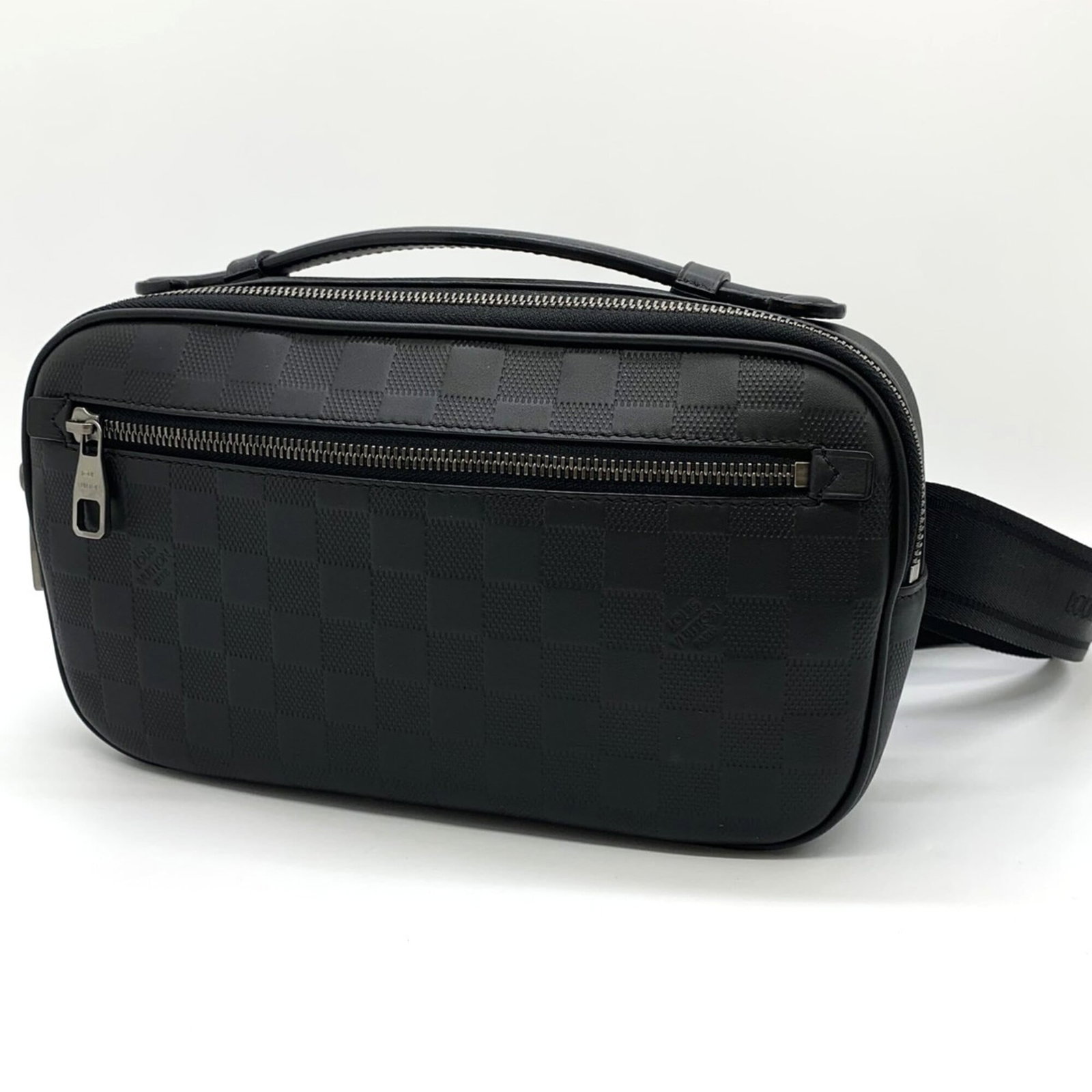 Leather Sling Bag Louis Vuitton: Leather Sling Bag Louis Vuitton Black Leather Sling Bag from Louis Vuitton, measuring 16cm x 27cm x 7cm. Made from high-quality leather, this stylish bag features classic Louis Vuitton design. Item