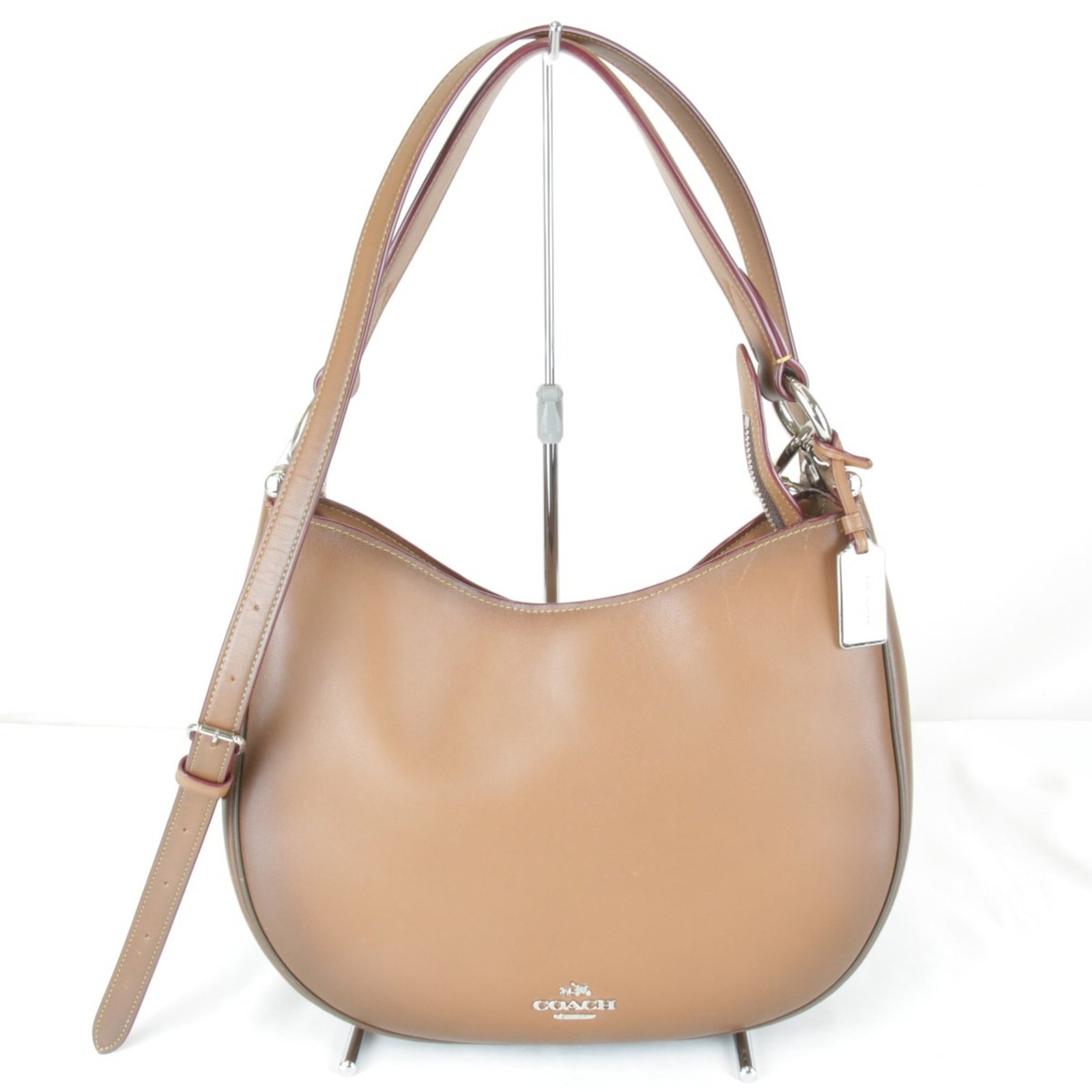 Shoulder Bag Leather Coach: Shoulder Bag Leather Coach Brown leather shoulder bag from Coach, made from high-quality materials with a classic design. Measuring 22cm x 29cm x 7cm, this stylish bag is perfect for everyday use.
