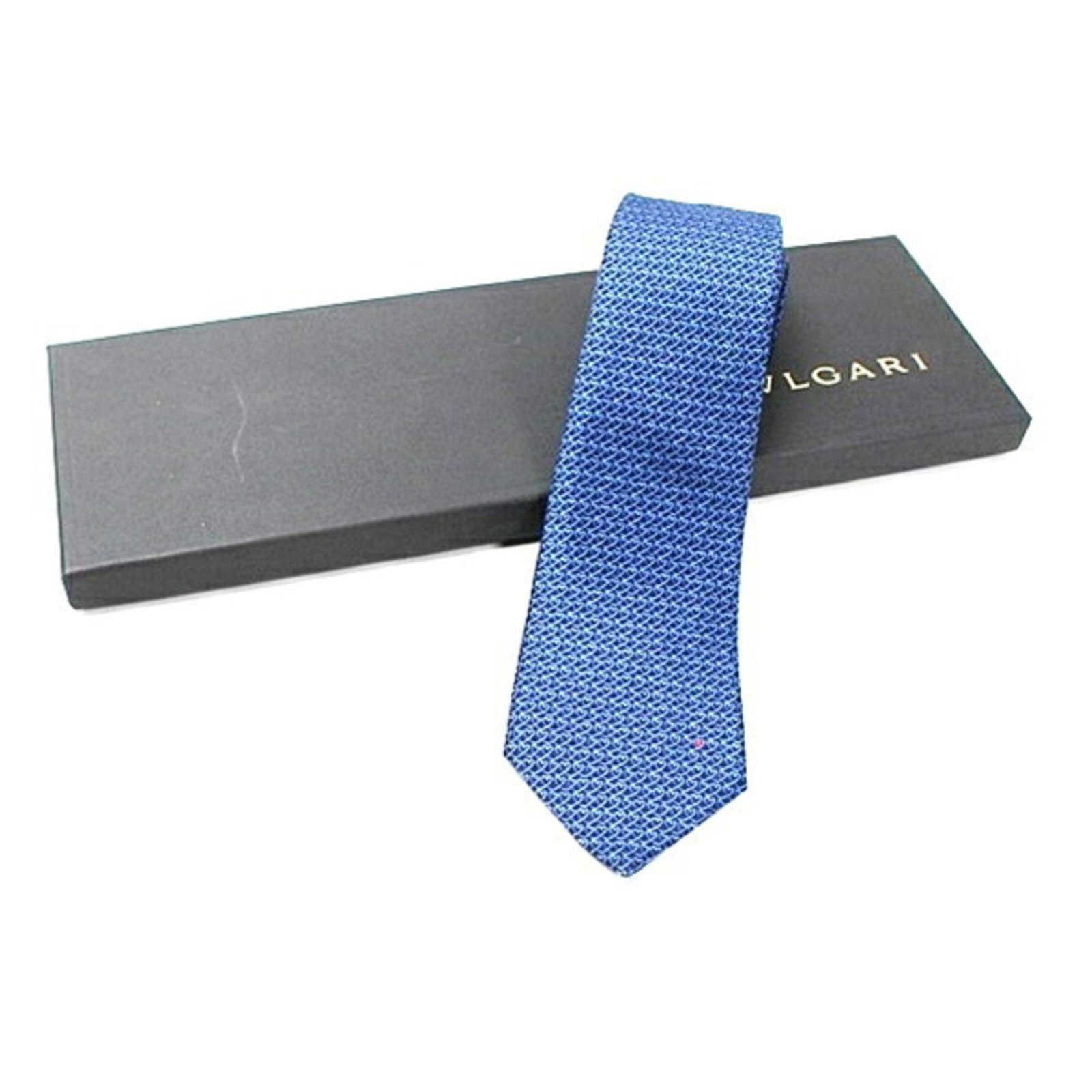 Cravat Silk Bvlgari: Cravat Silk Bvlgari Silk cravat with a sleek black or blue design, crafted from high-quality silk with a width of 8cm. Bvlgari's signature style is evident in every detail of this elegant accessory.