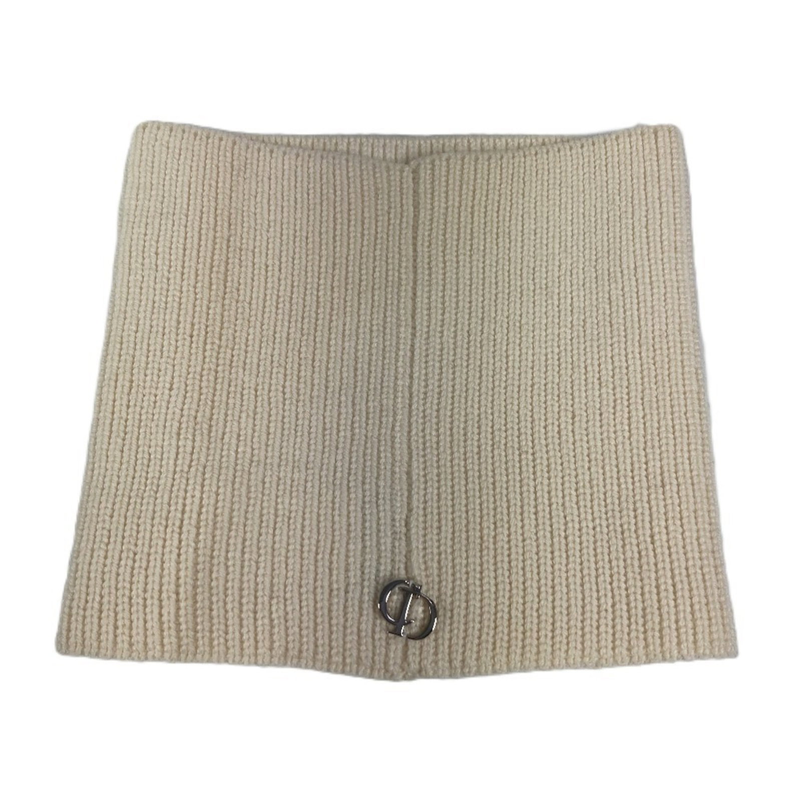 Christian Dior Wool Neckwarmer: Christian Dior Wool Neckwarmer Ivory wool neckwarmer from Christian Dior, measuring 15.5cm x 17cm, features a classic design with a subtle texture. Made from high-quality wool, this neckwarmer adds a 