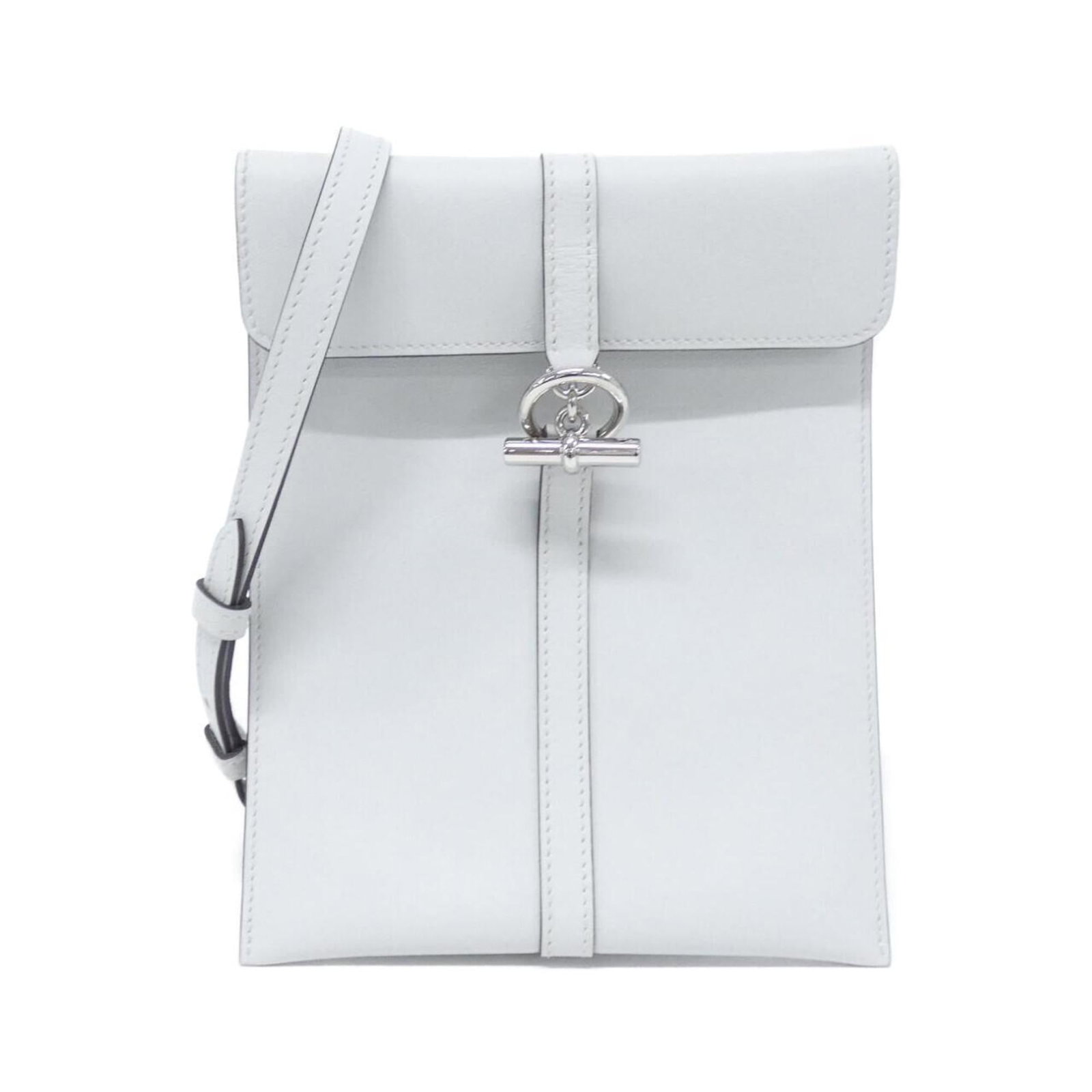 Swift Leather Handbag Hermes: Swift Leather Handbag Hermes Swift Leather Handbag by Hermes - A sleek and sophisticated accessory, this handbag boasts swift leather material and silver hardware. Measuring 19cm x 15cm x 5.00mm, it