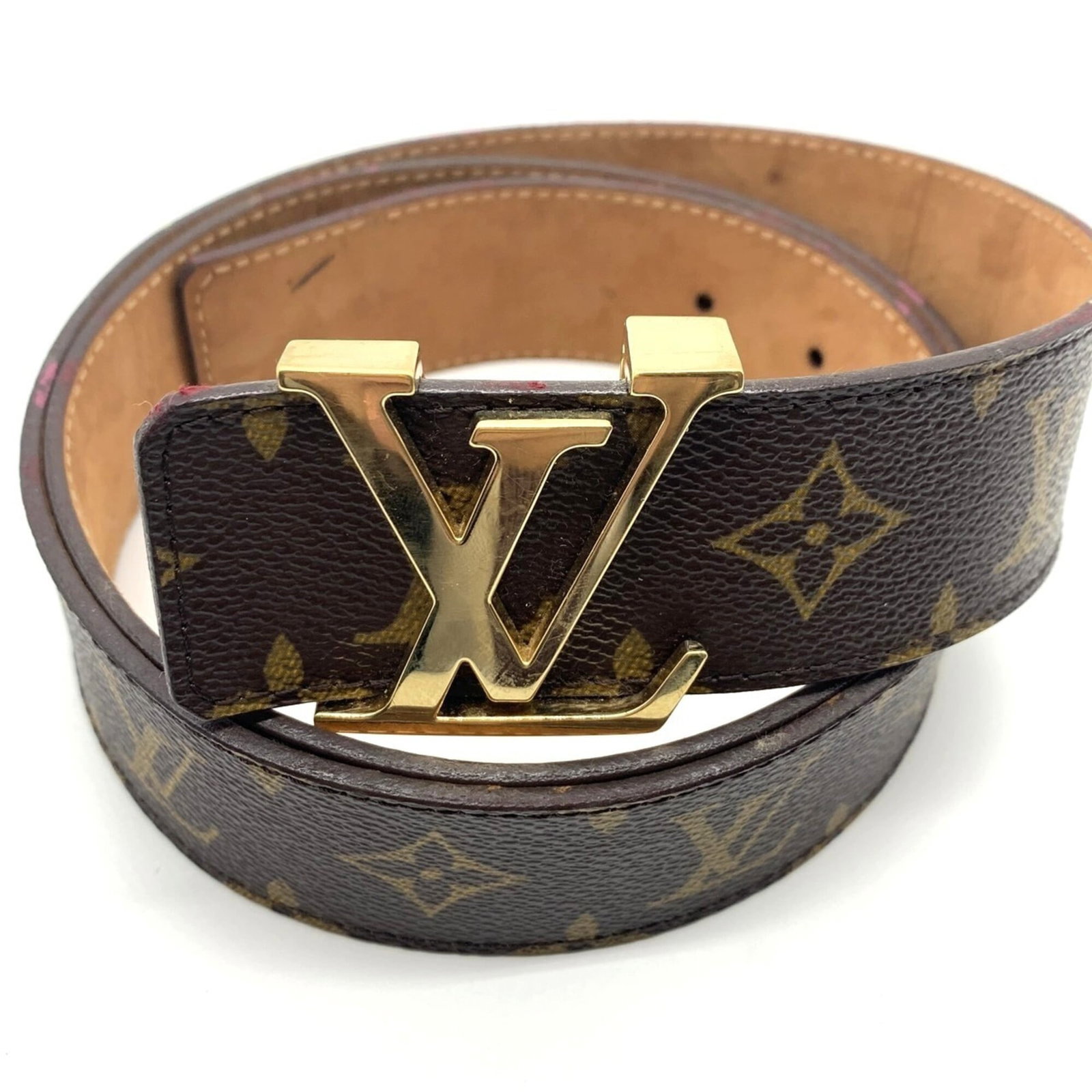 Standard belt by Louis Vuitton: Standard belt by Louis Vuitton Monogrammed with the iconic Louis Vuitton design, this standard belt features a timeless brown color and adjustable length, spanning 95cm to 105cm. The classic monogram