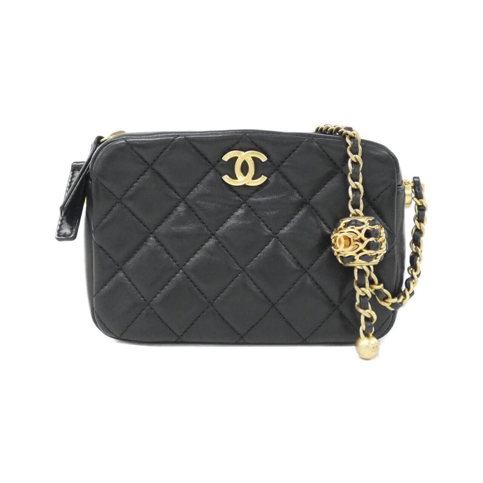 Shoulder Bag Leather Chanel: Shoulder Bag Leather Chanel Black lamb leather shoulder bag from Chanel, featuring matte gold hardware and a sleek design. Made from high-quality leather, this bag is a stylish and timeless