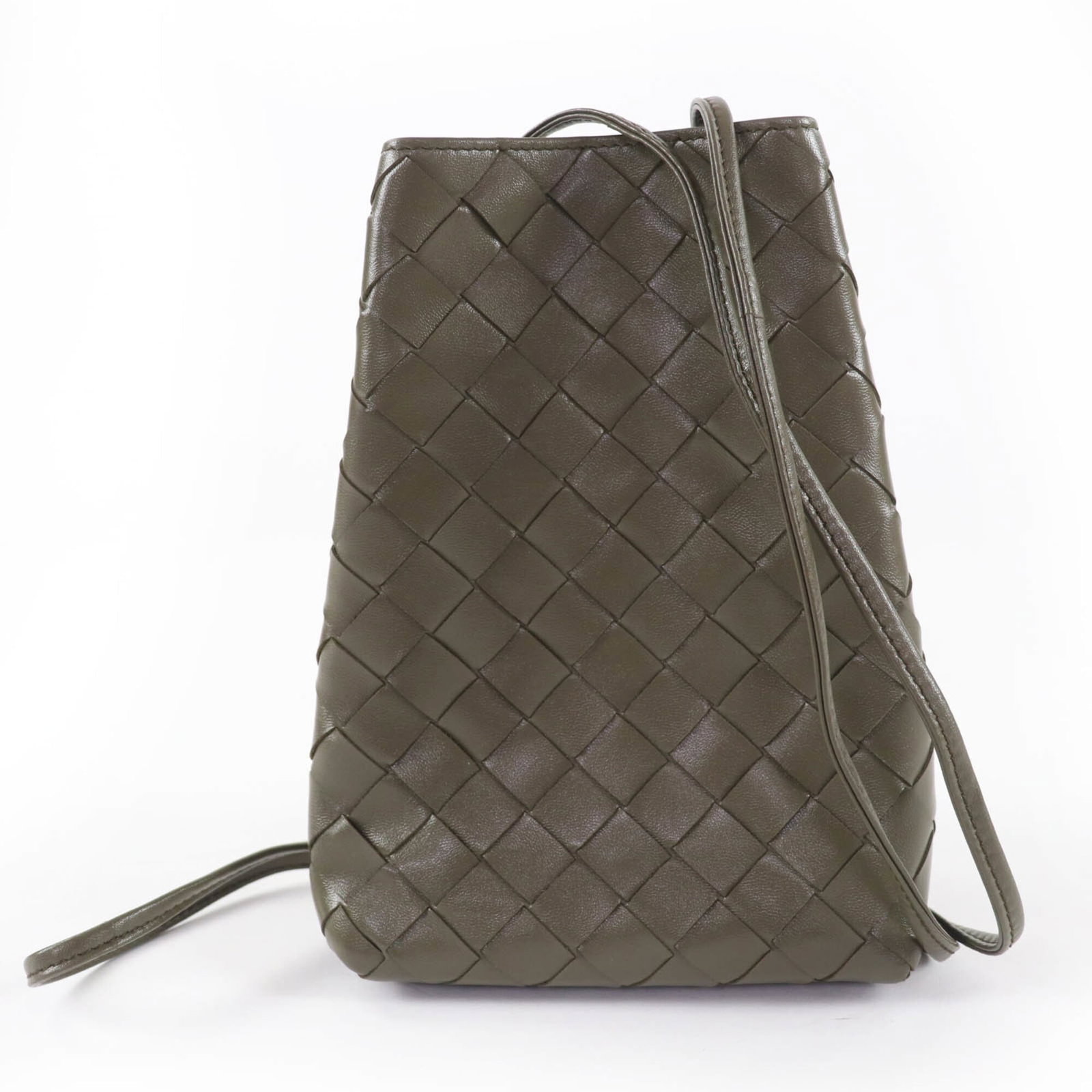 Bottega Veneta Shoulder Bag Leather: Bottega Veneta Shoulder Bag Leather Bottega Veneta's iconic Intrecciato shoulder bag is crafted from high-quality leather, featuring a timeless khaki color. Measuring 20cm x 14cm x 5cm, this stylish