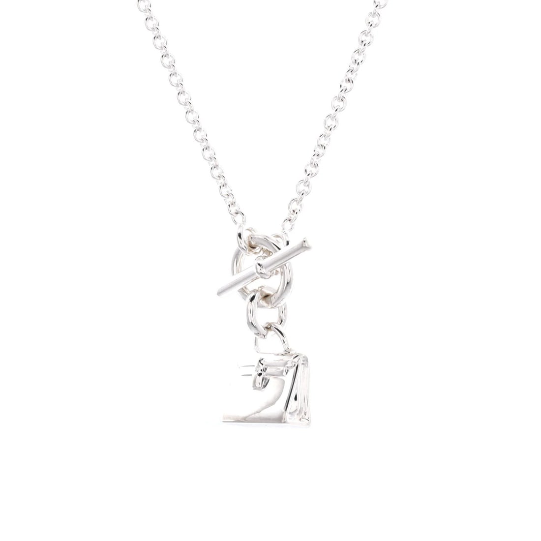 Kelly Hermes Amulette Pendant Necklace Sterling Silver: Kelly Hermes Amulette Pendant Necklace Sterling Silver Sterling silver pendant necklace featuring the Kelly Amulette design, a classic and elegant style from Hermes. The necklace measures 16" in lengt