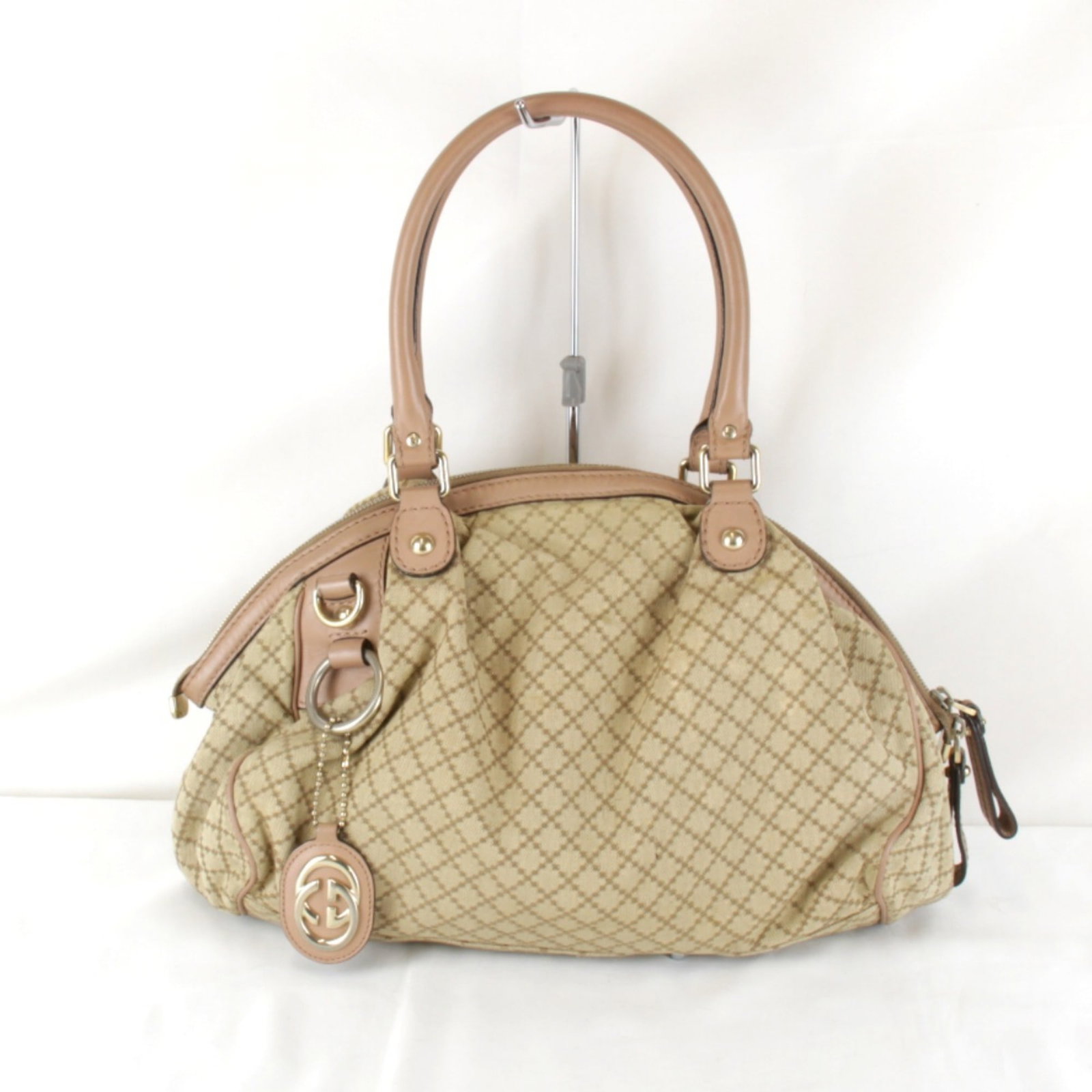 Handbag Canvas Gucci: Handbag Canvas Gucci Canvas Gucci handbag in beige, black, and yellow, measuring 25cm x 33cm x 18cm. This canvas handbag features a classic design, with a sturdy canvas material that provides a