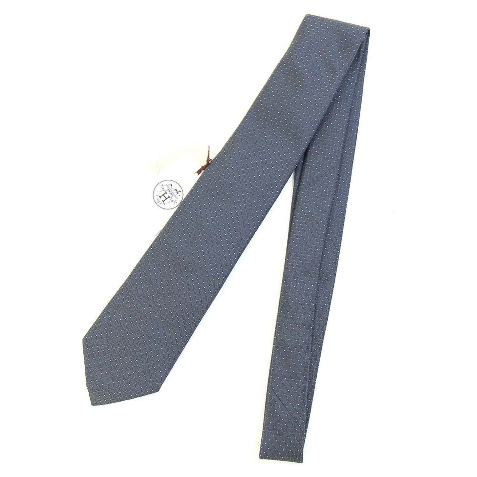Silk Nylon Cravat Hermes: Silk Nylon Cravat Hermes Silk and Nylon Cravat from Hermes, a French luxury brand, features a total length of 143cm. Made from a combination of silk and nylon, this cravat boasts a unique blend of