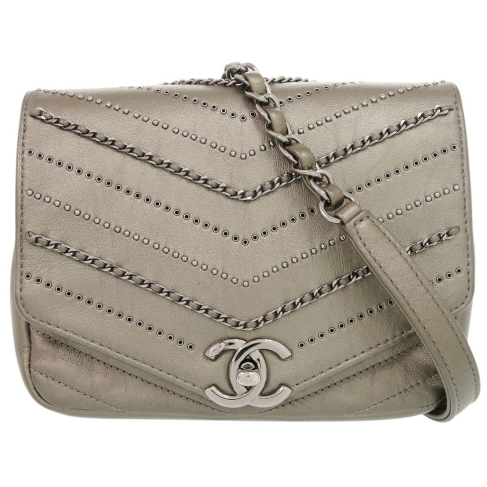Shoulder Bag Leather Chanel: Shoulder Bag Leather Chanel This Italian-made shoulder bag features a sleek gray leather design, with a compact size of 14cm x 17.5cm x 4cm. The bag's material and construction are evident in its
