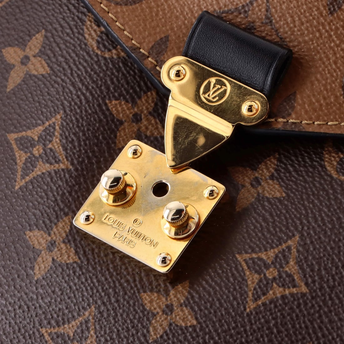 Monogram Reverse Canvas Pochette Louis Vuitton - 6