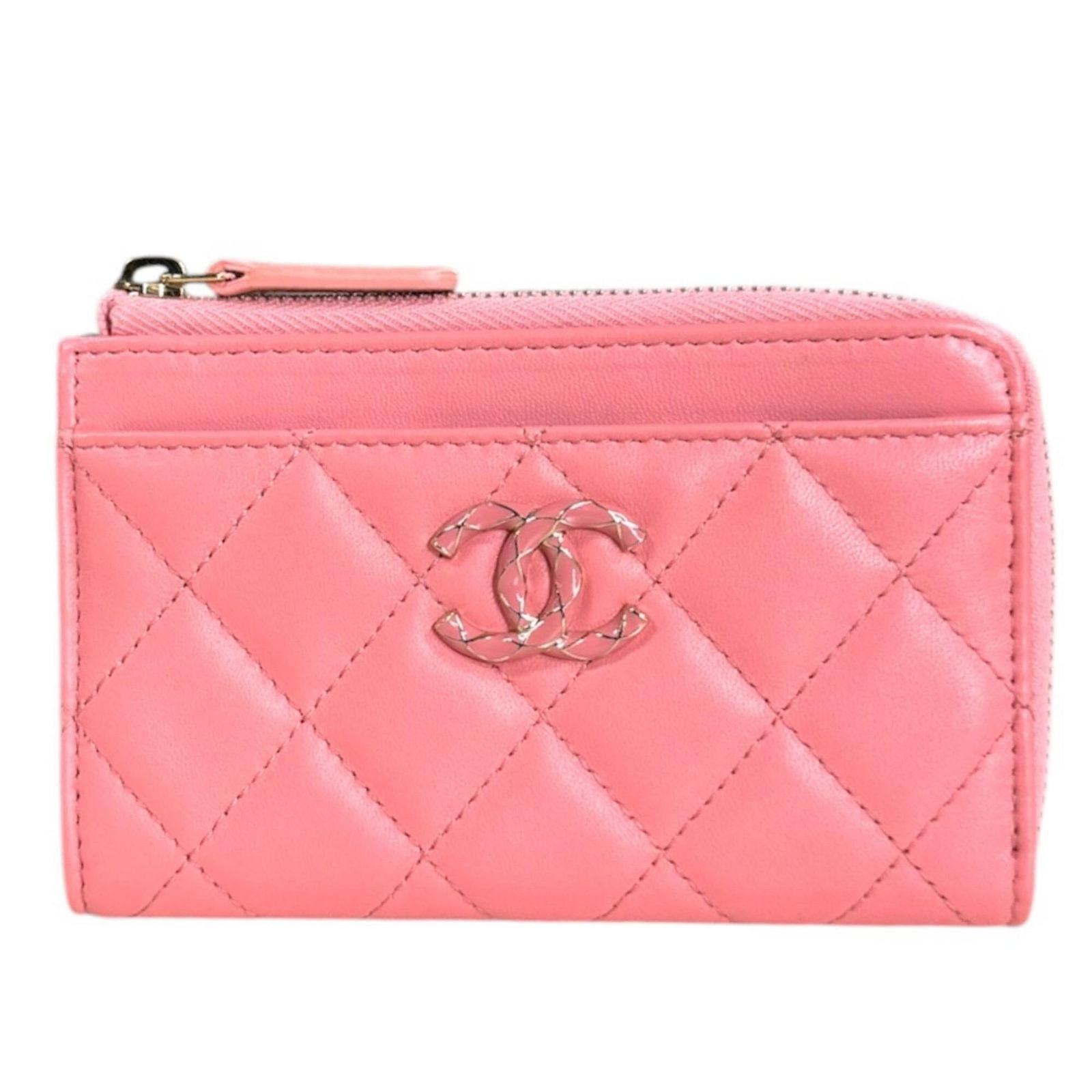 Coin purse in leather case: Coin purse in leather case This elegant leather coin purse features a soft pink lambskin exterior and a sturdy zipper closure. Made from high-quality lambskin, the Matelasse design adds a touch of sop