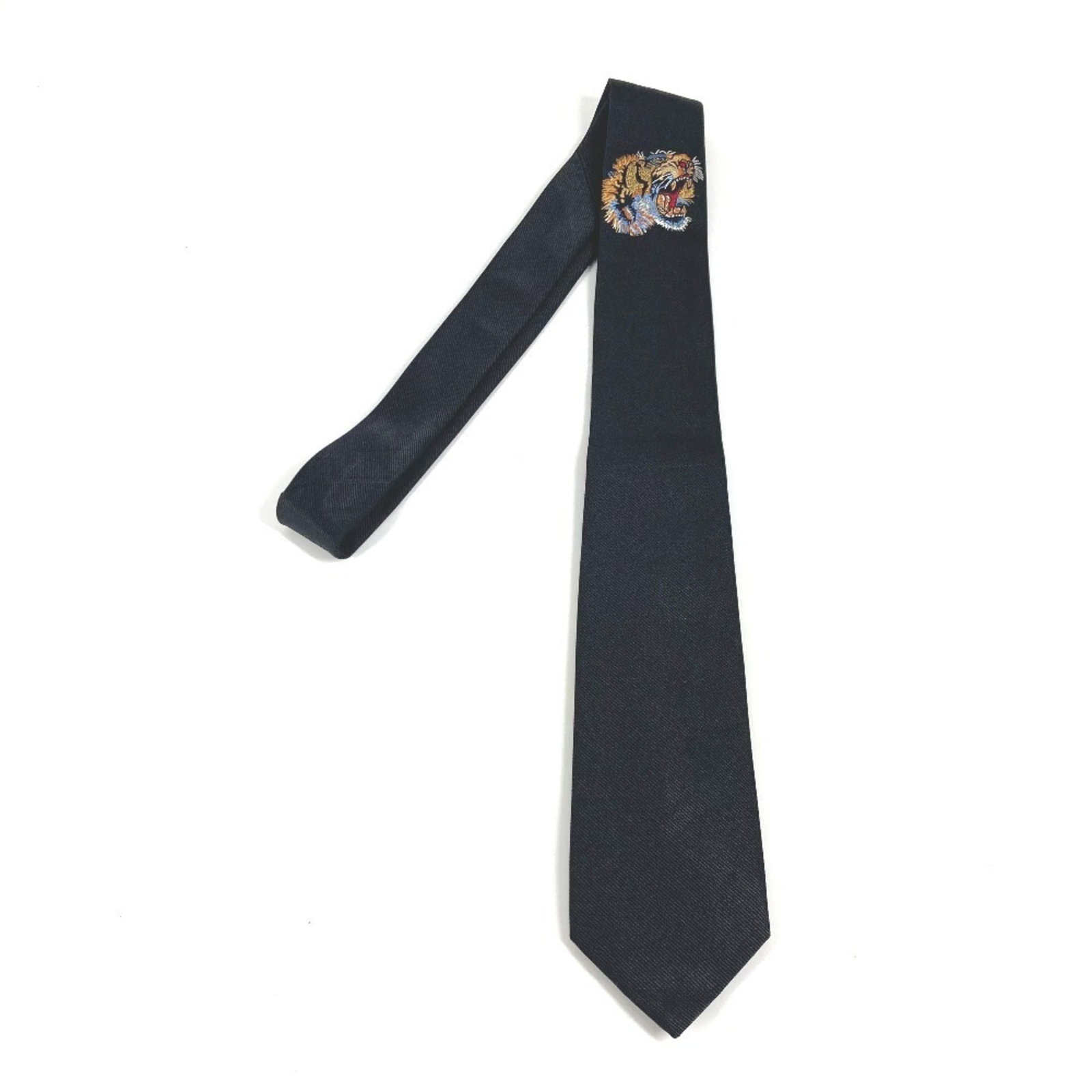 Silk cravat Gucci: Silk cravat Gucci Silk cravat from Gucci, available in black, features a 148cm width and comes with a box. This cravat is made from silk and is presented in a standard box. The item bears a signature.