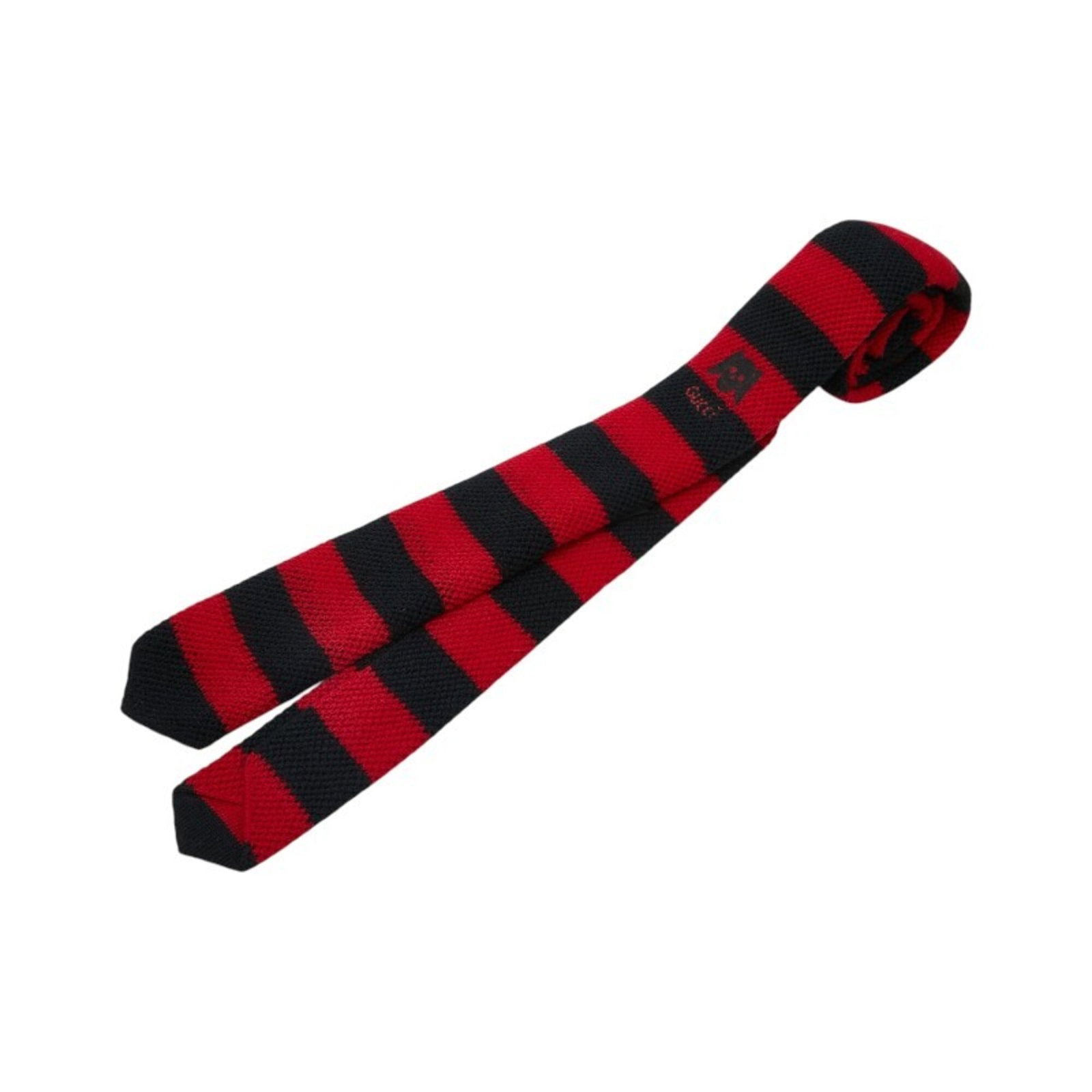 Gucci Cravat Wool: Gucci Cravat Wool This Gucci Cravat Wool is a statement piece, measuring 147.5cm in length and 6cm in width, crafted from high-quality wool. The sleek black and red color options add a touch of