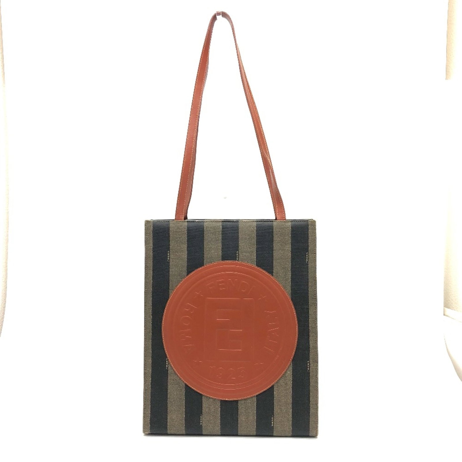 Fendi bag other: Fendi bag other The Fendi tote bag boasts a striking design with a signature that bears mention. Measuring 28.5cm x 35.5cm x 10.5cm, this stylish bag features a handle that stretches 29.9 inches in