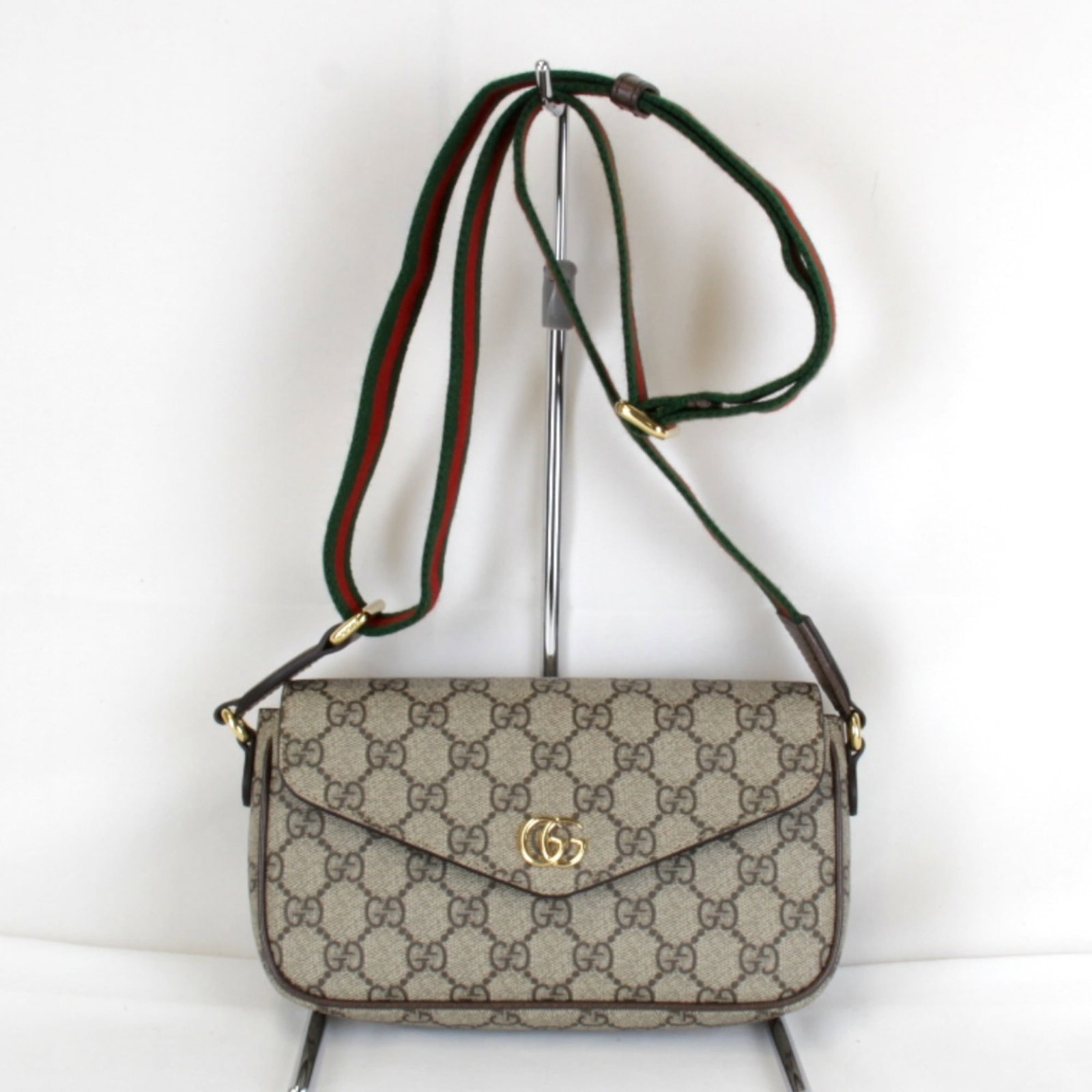 Gucci Supreme Gg Bag Shoulder: Gucci Supreme Gg Bag Shoulder Gucci Supreme Gg Bag Shoulder - A stylish and compact shoulder bag in rich brown GG Supreme material, featuring a signature design from the iconic Italian luxury brand. M