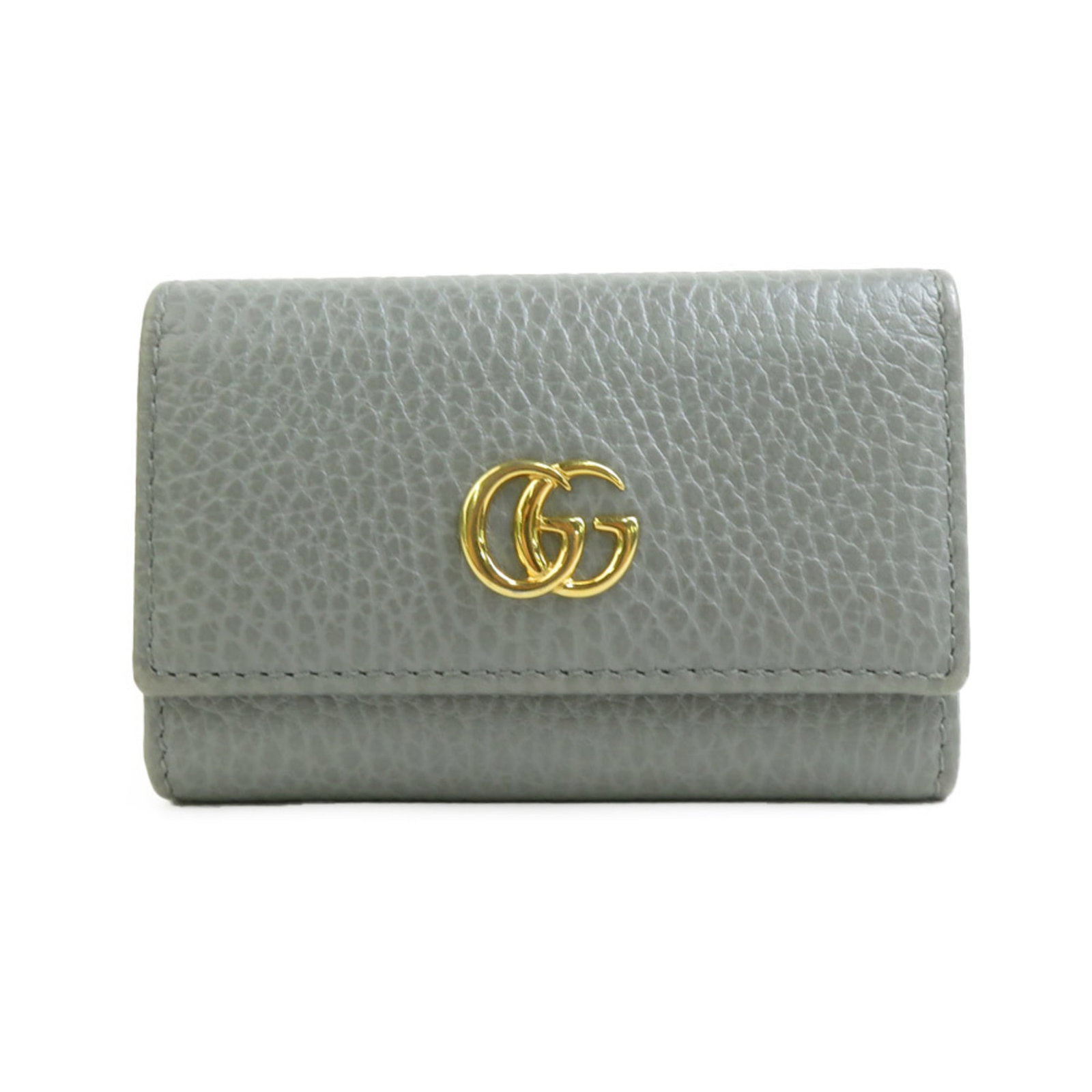 Keycase Leather Gucci: Keycase Leather Gucci Gray leather keycase from Gucci's GG Marmont line, measuring 6cm x 9.3cm x 2cm. Made from high-quality leather, this compact keycase is a stylish accessory for everyday use. With