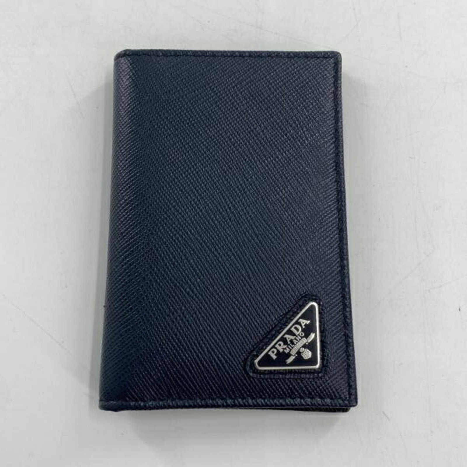 Case card Prada Leather: Case card Prada Leather Saffiano leather card case from Prada, featuring a classic design with a navy color and precise measurements of 11cm x 7.5cm x 1cm. This compact case is made from high-quality 