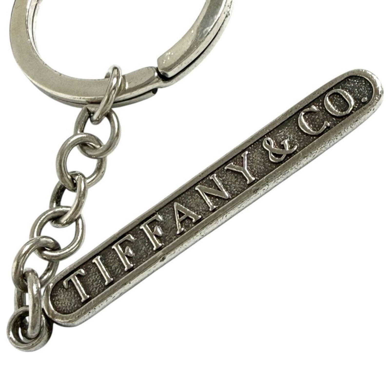 Tiffany Keyring Silver 925: Tiffany Keyring Silver 925 Silver 925 keyring from Tiffany, crafted with a durable and elegant design. This sterling silver keyring bears a signature, adding a touch of sophistication to any