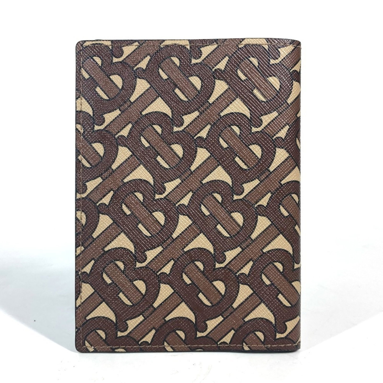 Pvc Leather Passport Cover Burberry: Pvc Leather Passport Cover Burberry Burberry's PVC Leather Passport Cover is a stylish accessory with a unique blend of materials, combining PVC and leather in a brown color. The compact size, measuri