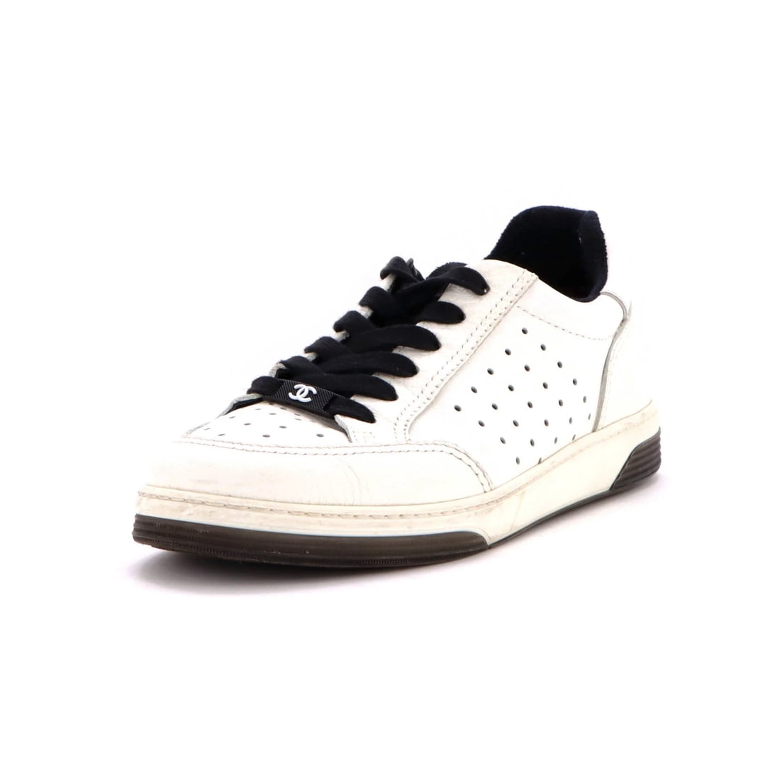 Sneakers Low-Top Women's Leather Logo Chanel: Sneakers Low-Top Women's Leather Logo Chanel White leather low-top sneakers with a classic Chanel logo, featuring a timeless design in a premium leather upper. Minor odor and signs of wear, including
