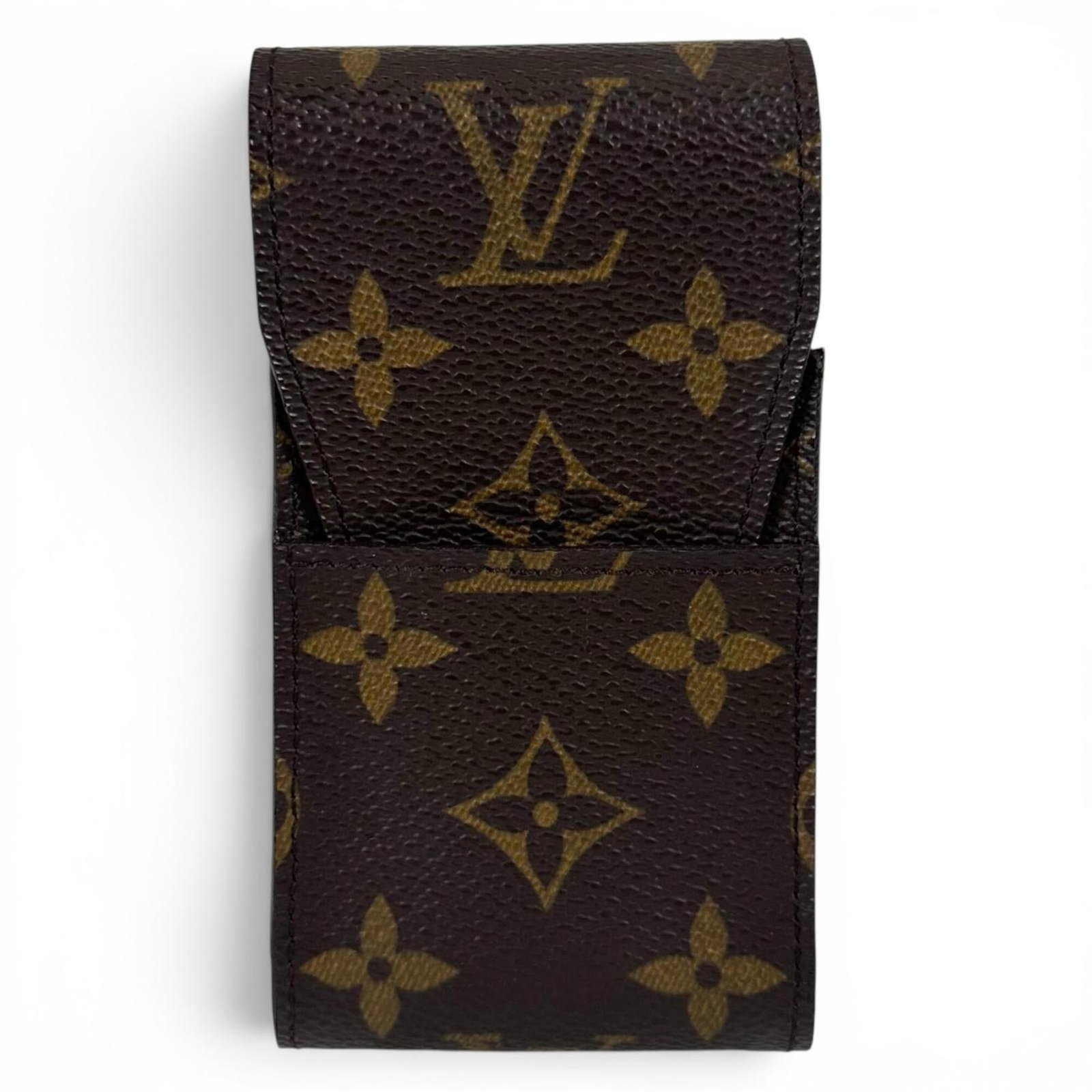 Case Cigarette Monogram Vuitton Louis: Case Cigarette Monogram Vuitton Louis Monogrammed with the iconic Louis Vuitton design, this brown cigarette case boasts a classic French touch. Made from high-quality materials, its compact size
