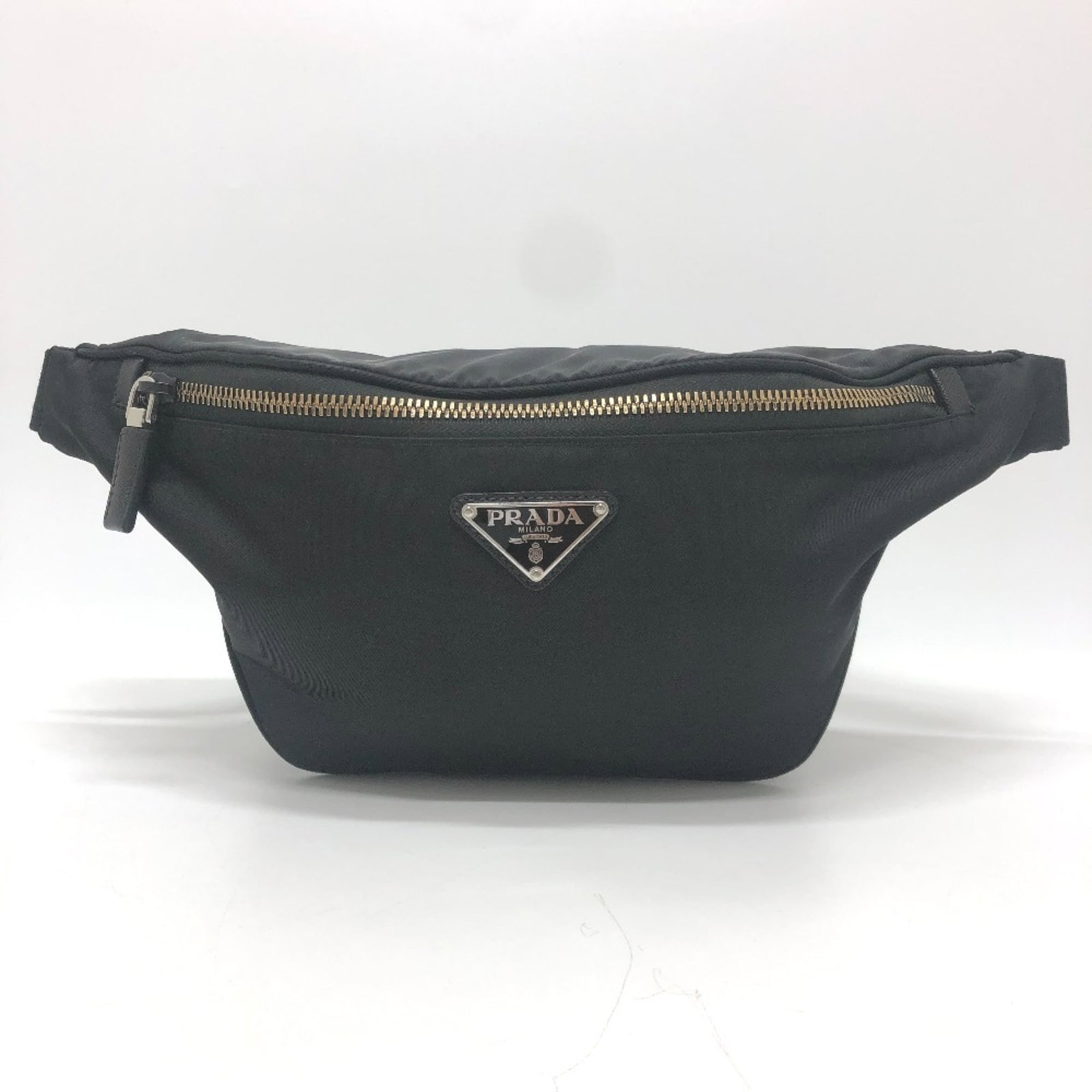Nylon Handbag Pack Fanny Prada: Nylon Handbag Pack Fanny Prada Black Nylon Fanny Pack from Prada, measuring 14cm x 32cm x 95cm, features a classic design with a sleek black nylon material. The pack's compact size and durable