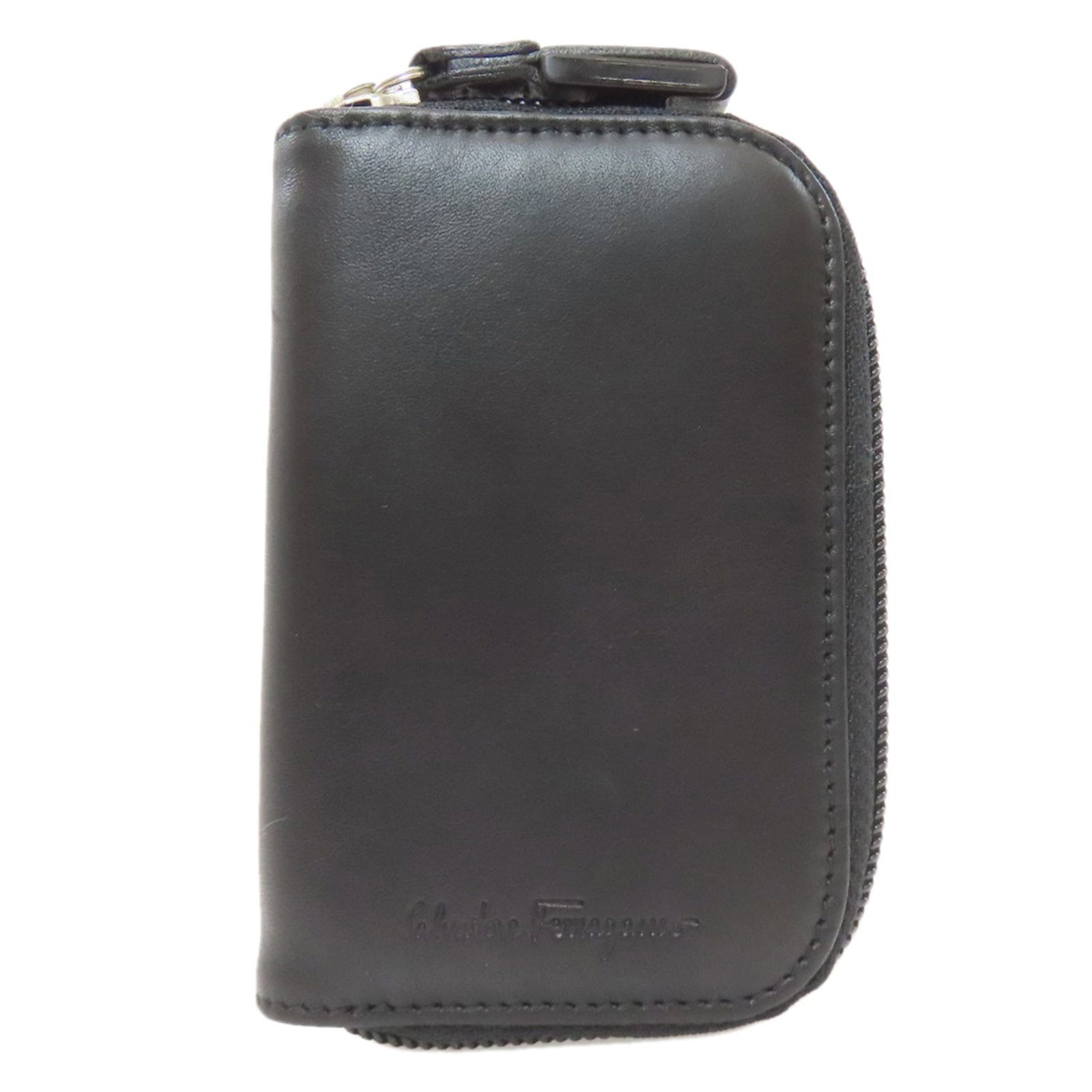Ferragamo Leather Keycase Salvatore: Ferragamo Leather Keycase Salvatore Black leather keycase from Salvatore Ferragamo, crafted from high-quality calfskin. With its sleek design and compact size, this keycase is perfect for everyday