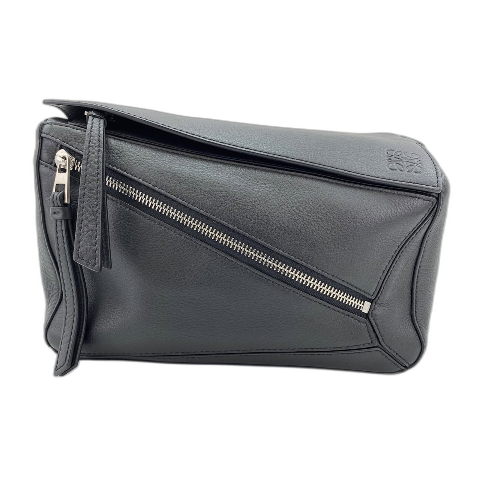 Loewe sling: Loewe sling Black Loewe sling with dimensions 13.5cm x 25.5cm x 10cm. This sling bag features a sleek design and a compact size, making it a versatile accessory for everyday use. The signature is