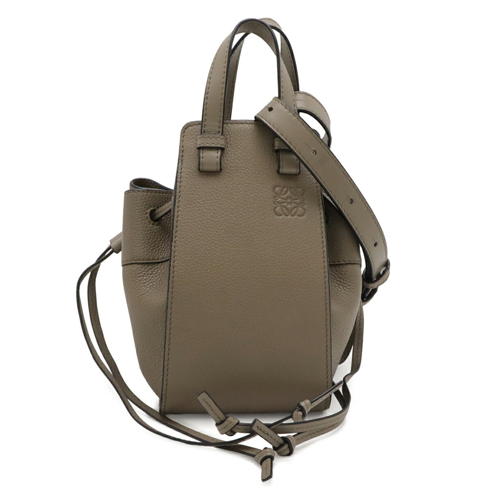 Shoulder Bag Leather Loewe Handbag: Shoulder Bag Leather Loewe Handbag Grayish leather shoulder bag from Loewe, measuring 19cm x 15cm x 7.48'' x 5.9''. The bag features a classic design with a timeless grayish color that exudes sophisti