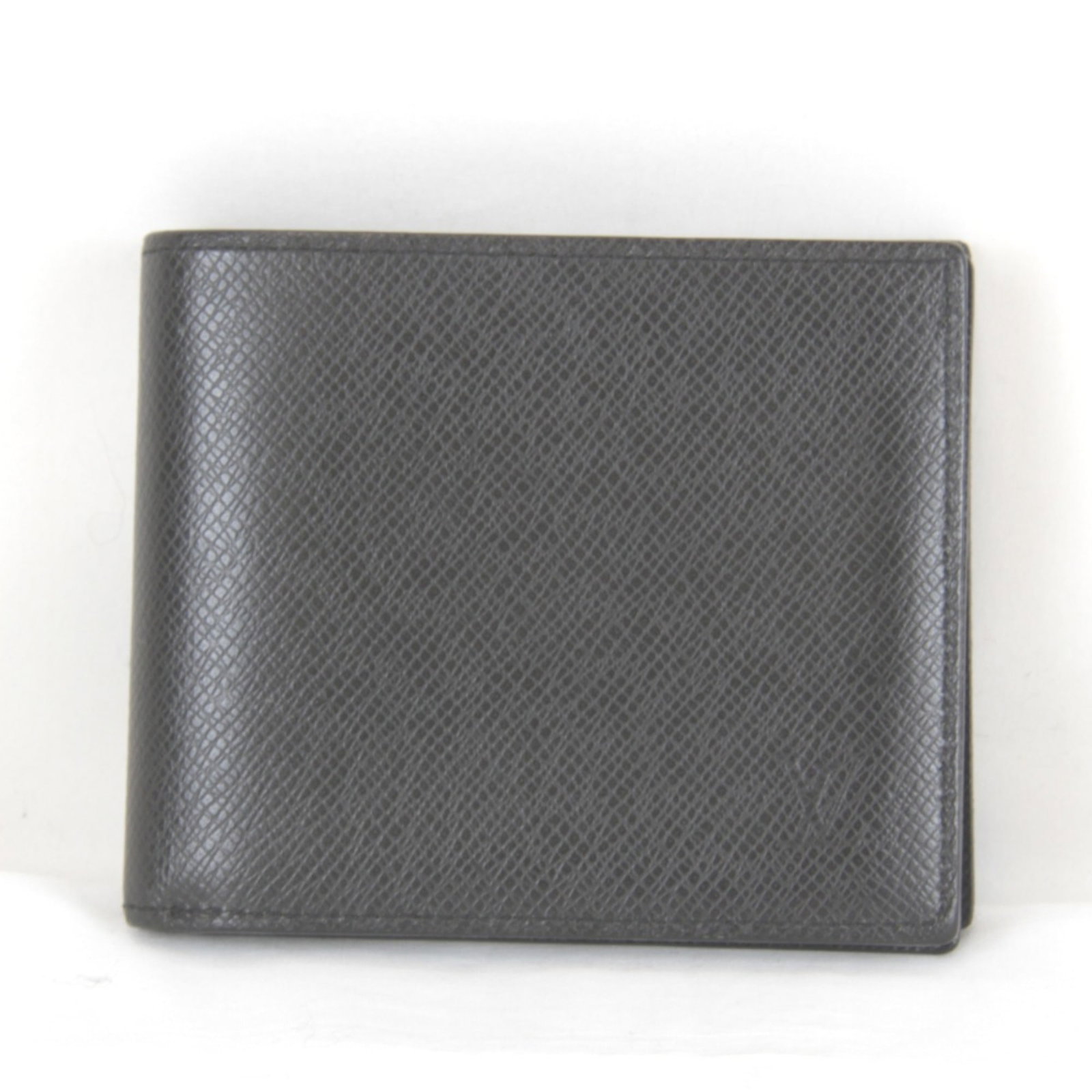 Louis Vuitton Wallet (Bi-Fold) Taiga Leather: Louis Vuitton Wallet (Bi-Fold) Taiga Leather Taiga leather construction provides a durable and long-lasting finish. This bi-fold wallet from Louis Vuitton features a sleek black design, measuring 9cm