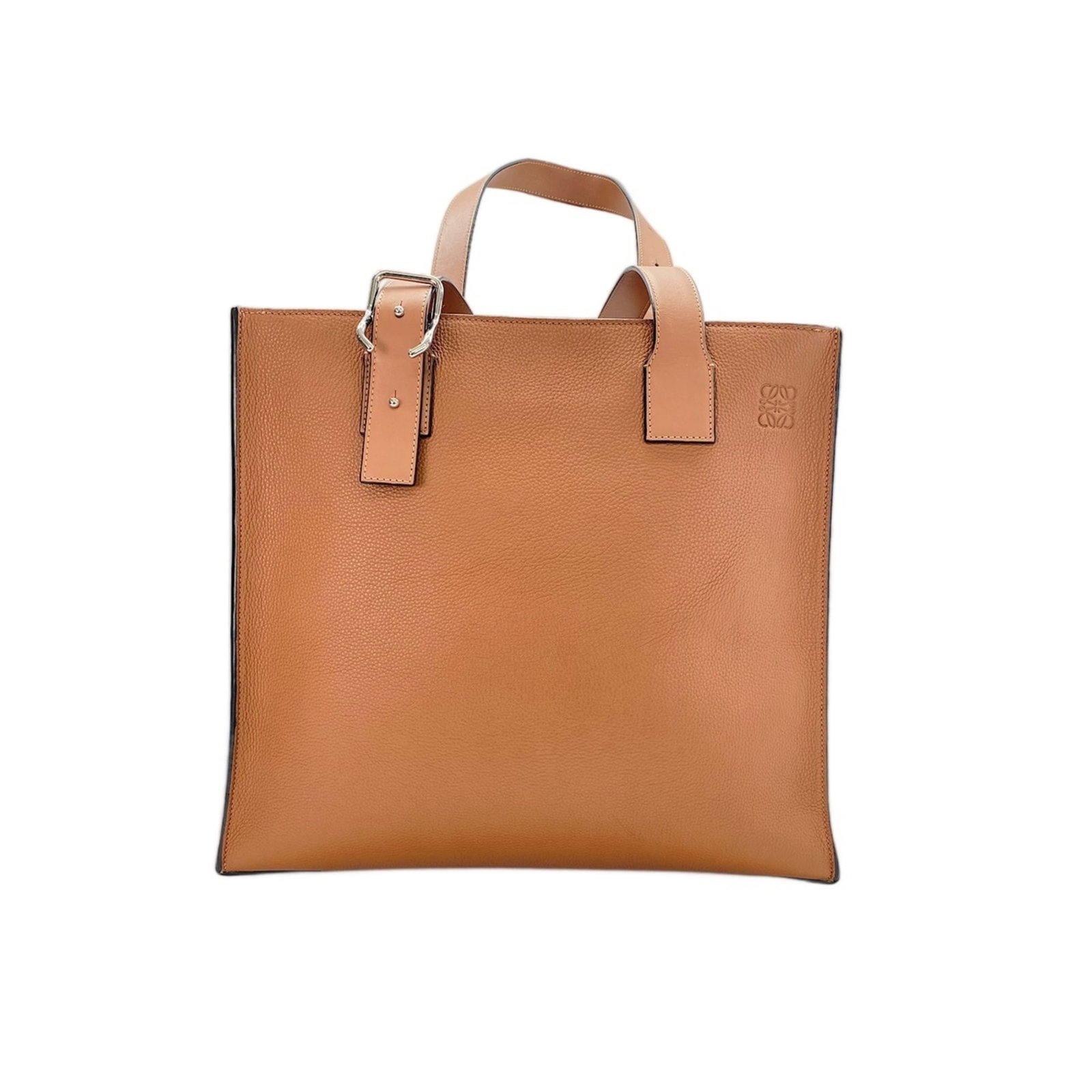 Shoulder Bag: Shoulder Bag Brown shoulder bag from Loewe, measuring 33cm x 35cm x 12cm, with a classic design and elegant proportions. The bag's brown color and simple shape make it a versatile accessory for