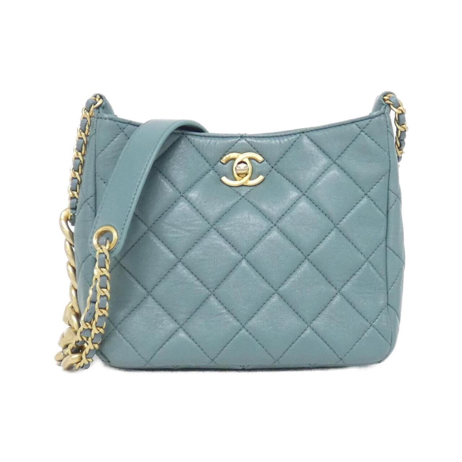 Shoulder Bag Leather Chanel: Shoulder Bag Leather Chanel Lambskin leather shoulder bag from Chanel, featuring a sleek and sophisticated design. Measuring 16cm x 19cm x 8.5cm, this stylish bag is crafted from high-quality green