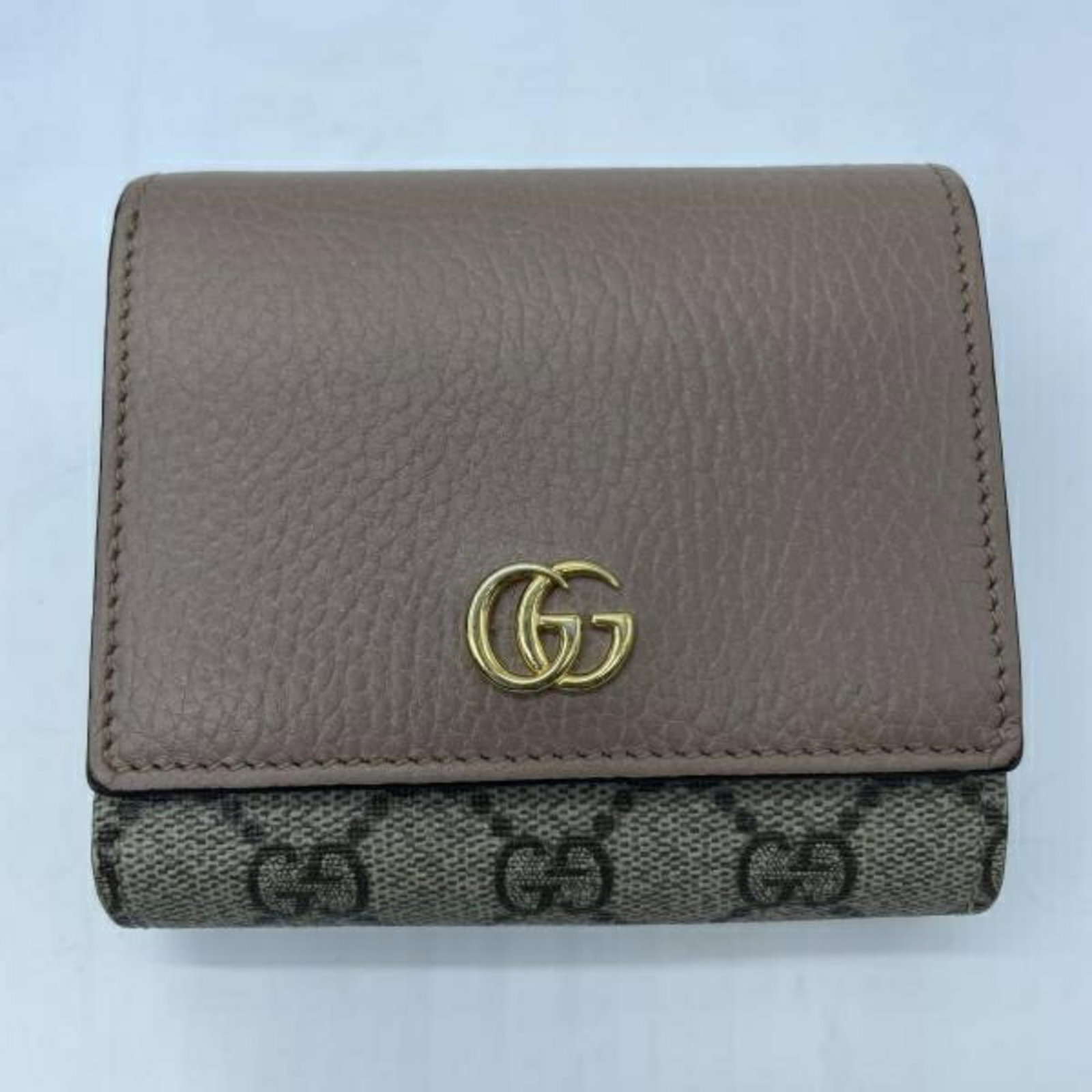 Gucci Wallet (Bi-Fold): Gucci Wallet (Bi-Fold) Gucci's bi-fold wallet boasts sleek, 11cm x 11cm dimensions, making it a compact and stylish accessory. The wallet's classic design features a signature Gucci touch, with its
