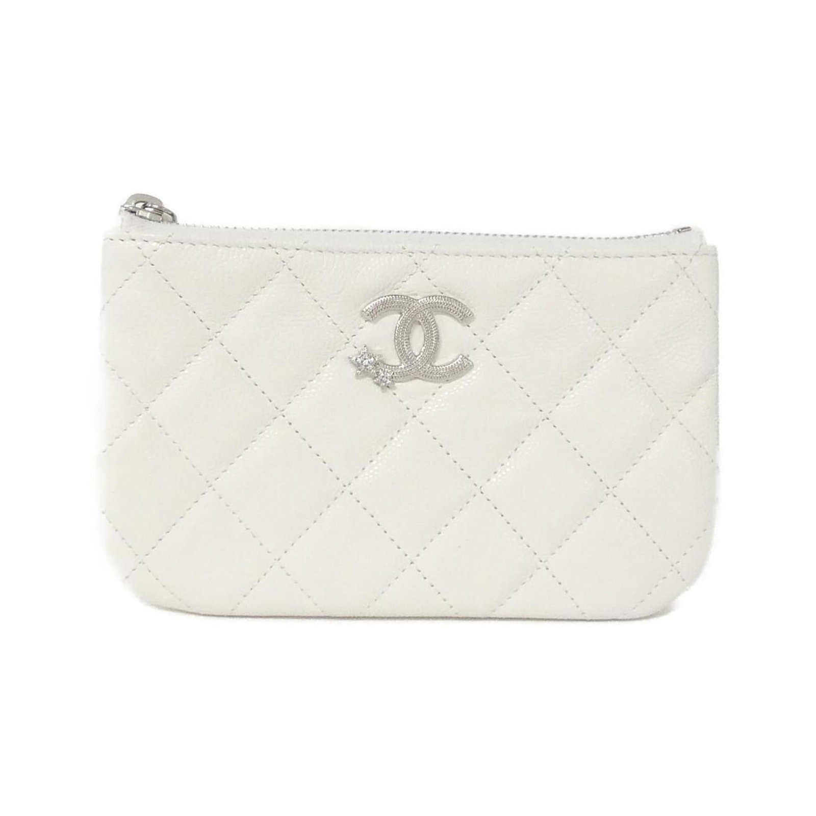 Calfskin Pouch Grained Chanel: Calfskin Pouch Grained Chanel Calfskin Pouch Grained Chanel in pristine white, adorned with sleek silver hardware, this elegant pouch is crafted from high-quality grain calfskin. Measuring 9.5cm x