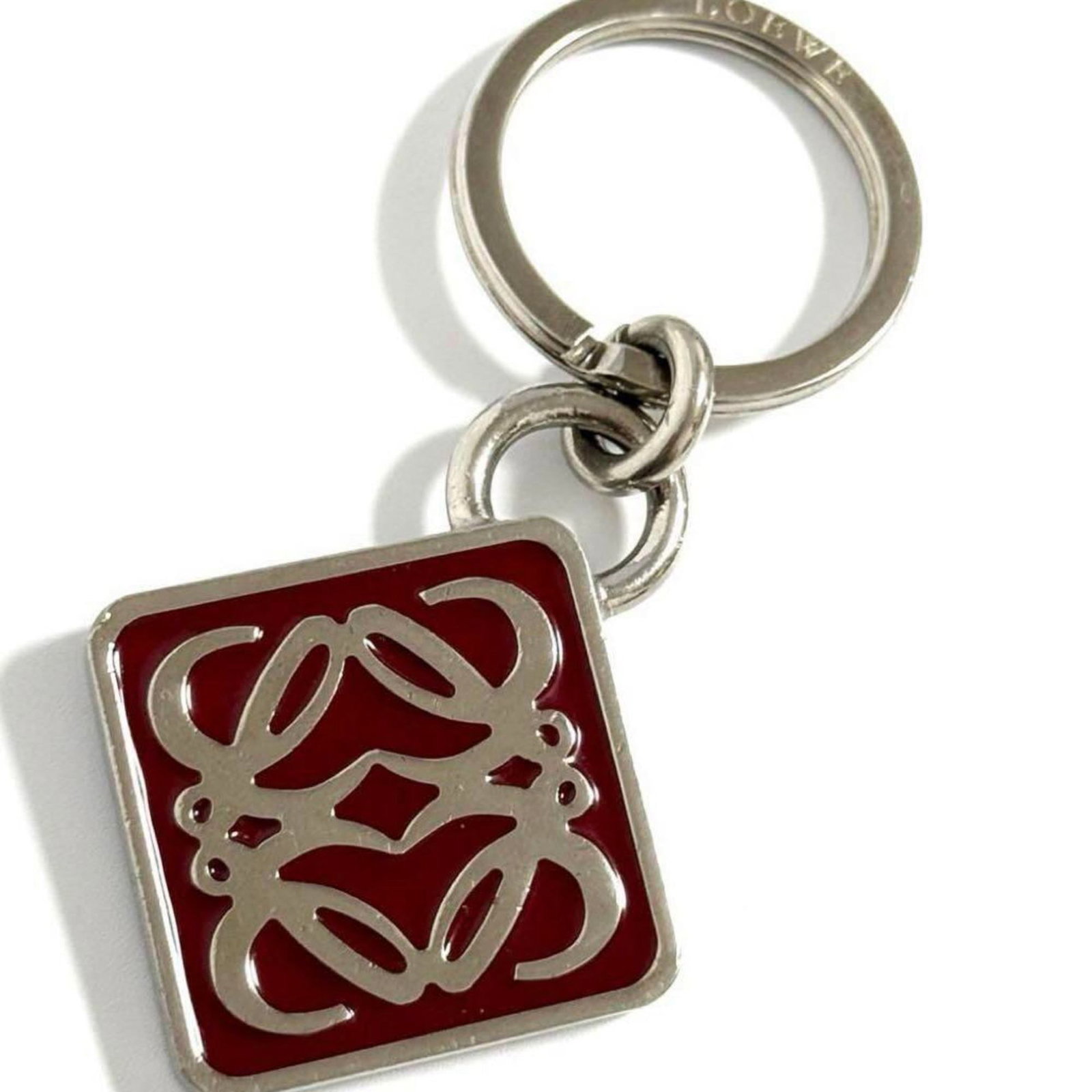 Metal Keyring Loewe: Metal Keyring Loewe Red metal keyring from Loewe, a luxury brand known for its high-quality accessories. This keyring is made from metal and features a distinctive red color. Item Specifics: Brand: Lo