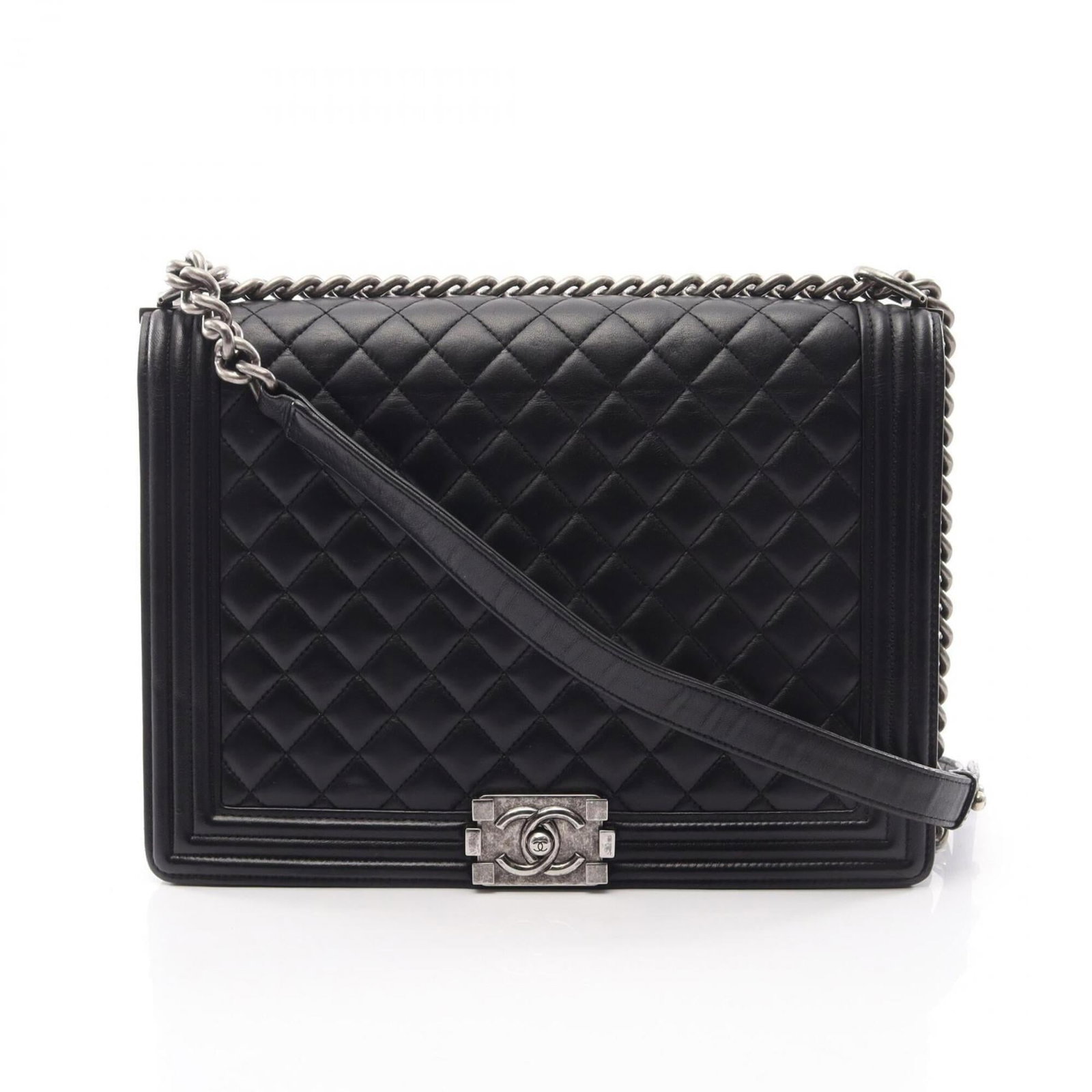Shoulder Bag Leather Handbag Chanel: Shoulder Bag Leather Handbag Chanel Black leather shoulder bag with silver hardware, made from lambskin, features a classic design. The bag measures 22cm x 30cm x 7cm and is a stylish accessory. Item