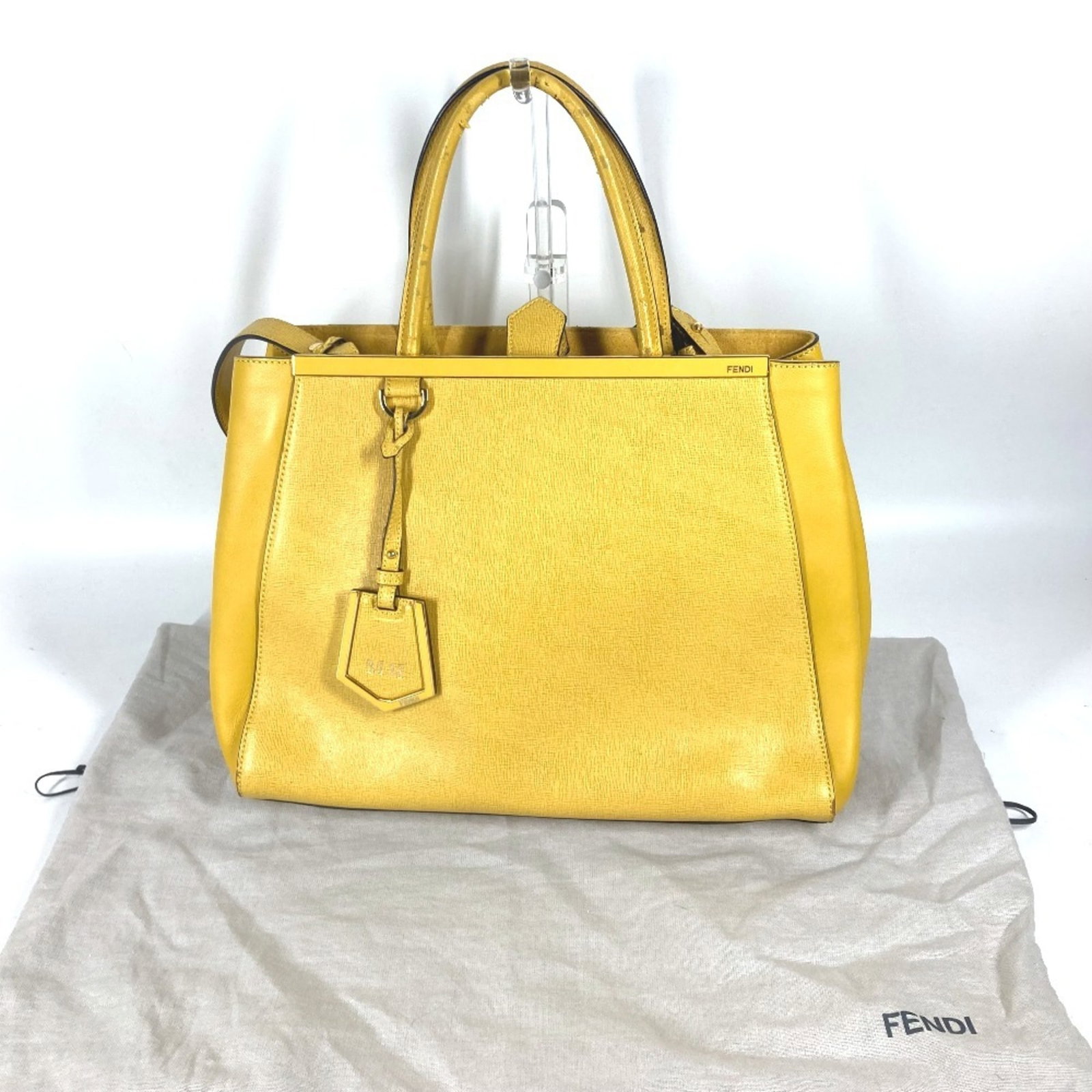 Shoulder Handbag Leather Bag Tote Fendi: Shoulder Handbag Leather Bag Tote Fendi Yellow Fendi Leather Shoulder Handbag Tote with Dust Bag. This vibrant yellow leather shoulder bag tote features a classic design with a dust bag for added