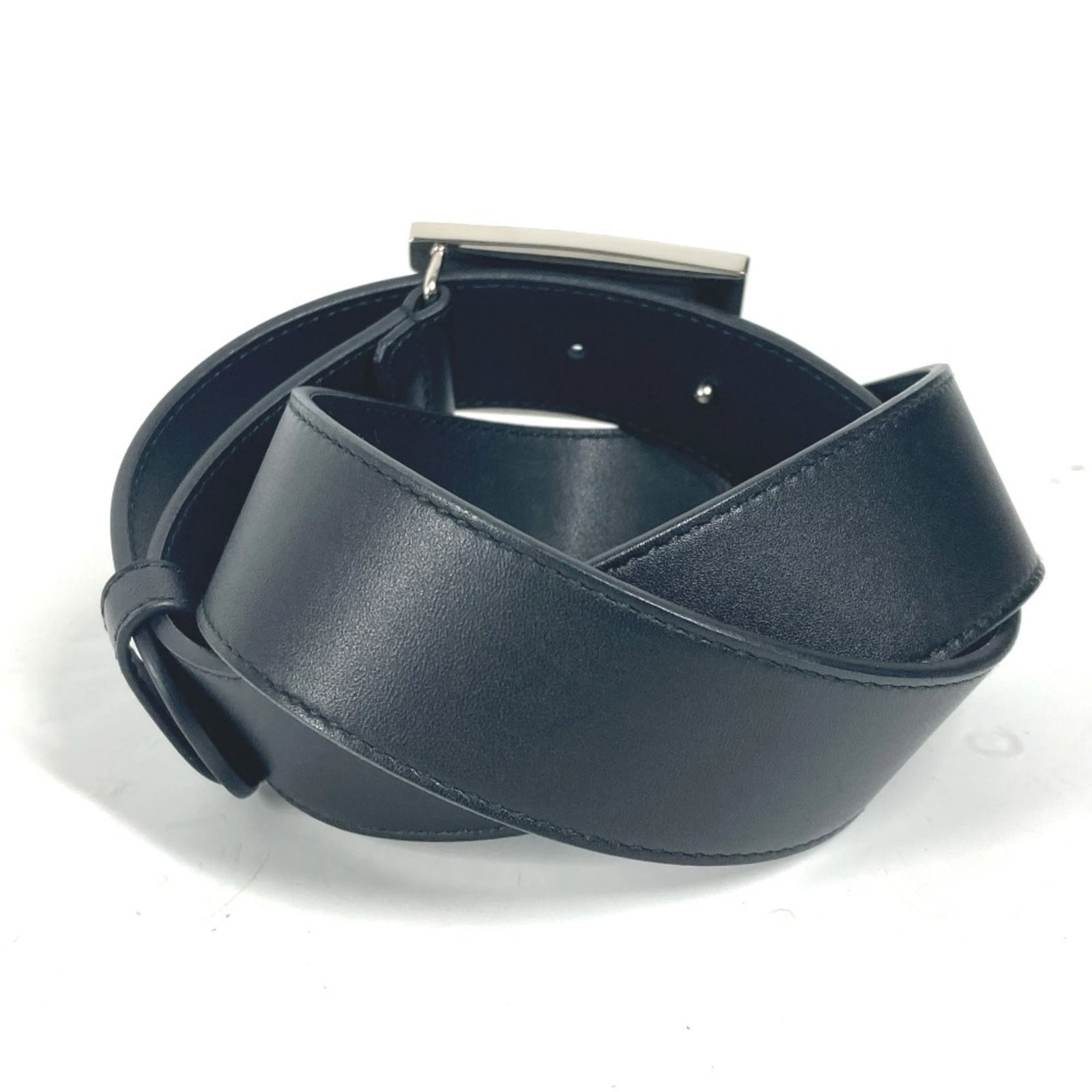 Standard Belt Gucci: Standard Belt Gucci Standard Belt Gucci features a sleek black leather strap adorned with crystal and sequins embellishments. Measuring 73cm-78cm in length, this belt is a stylish accessory that