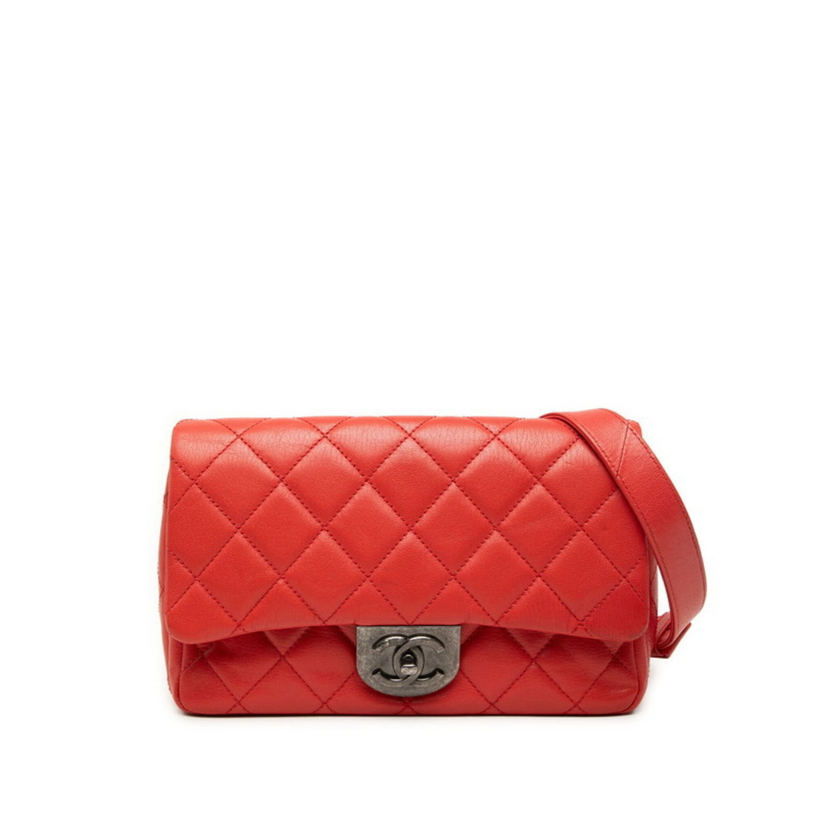 Shoulder Bag Leather Chanel: Shoulder Bag Leather Chanel This stunning shoulder bag is crafted from high-quality leather, featuring a striking red color and classic Chanel design. Measuring 16.5cm x 25.5cm x 6cm, it offers a