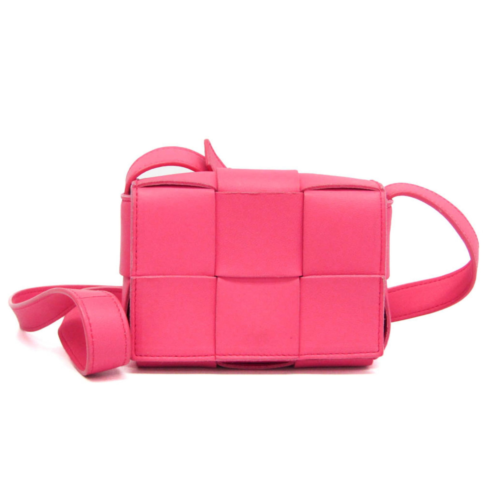 Bottega Veneta Shoulder Bag Leather: Bottega Veneta Shoulder Bag Leather Pink Bottega Veneta Candy Cassette 710139 shoulder bag made from lamb leather, measuring 9cm x 12cm x 4.5cm and weighing 220g. This Italian-designed bag features a 