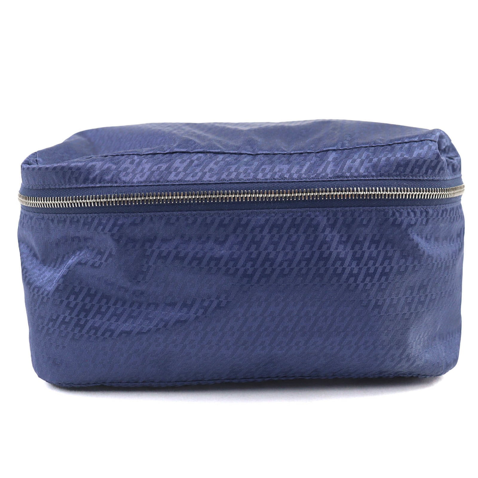 SILK HERMES POUCH 100%: SILK HERMES POUCH 100% Silk Hermes pouch in a vibrant blue hue, crafted from 100% silk and featuring a sturdy zipper closure. Measuring 10cm x 20cm x 13cm, this compact pouch is perfect for storing