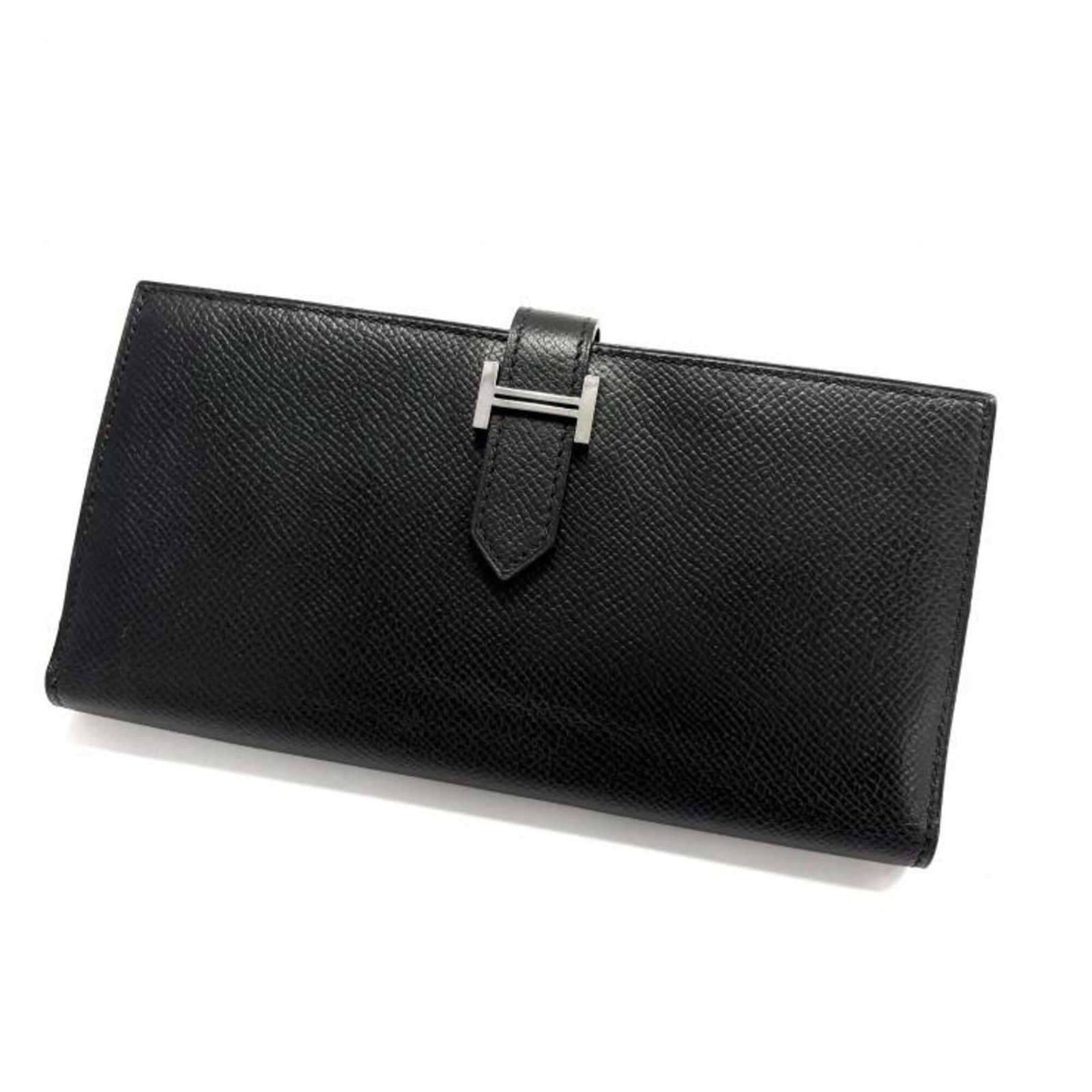 Epsom Leather Bi fold Wallet Hermes: Epsom Leather Bi fold Wallet Hermes Epsom leather, a luxurious material, is used to craft this bi-fold wallet from the renowned French fashion house Hermes. Measuring 9cm x 17.5cm x 2cm, this long