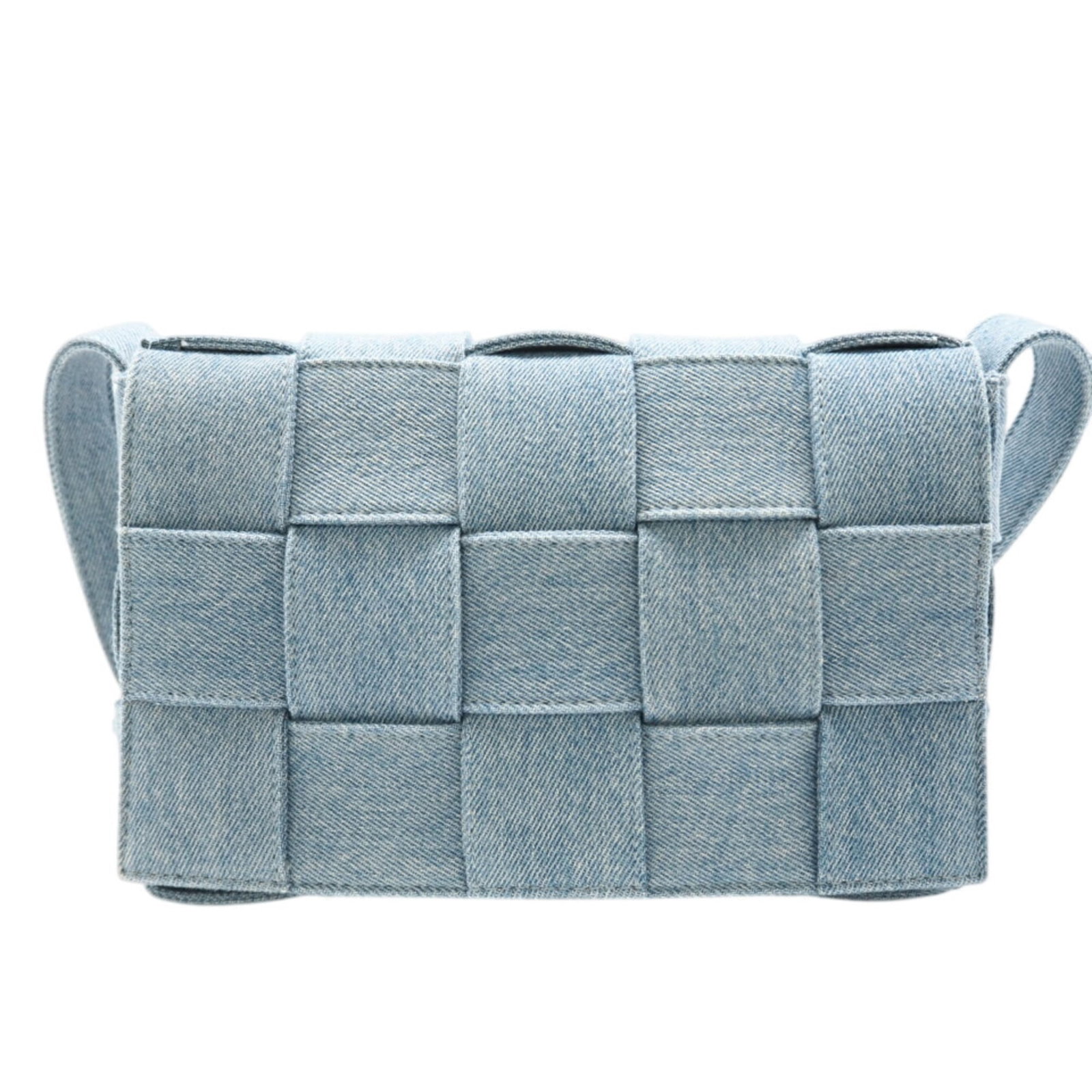 Shoulder Bag Denim Bottega: Shoulder Bag Denim Bottega Bottega Veneta's denim shoulder bag is a stylish and versatile accessory, featuring a signature blue hue and durable denim material. Measuring 15.5cm x 23cm x 6cm, this bag