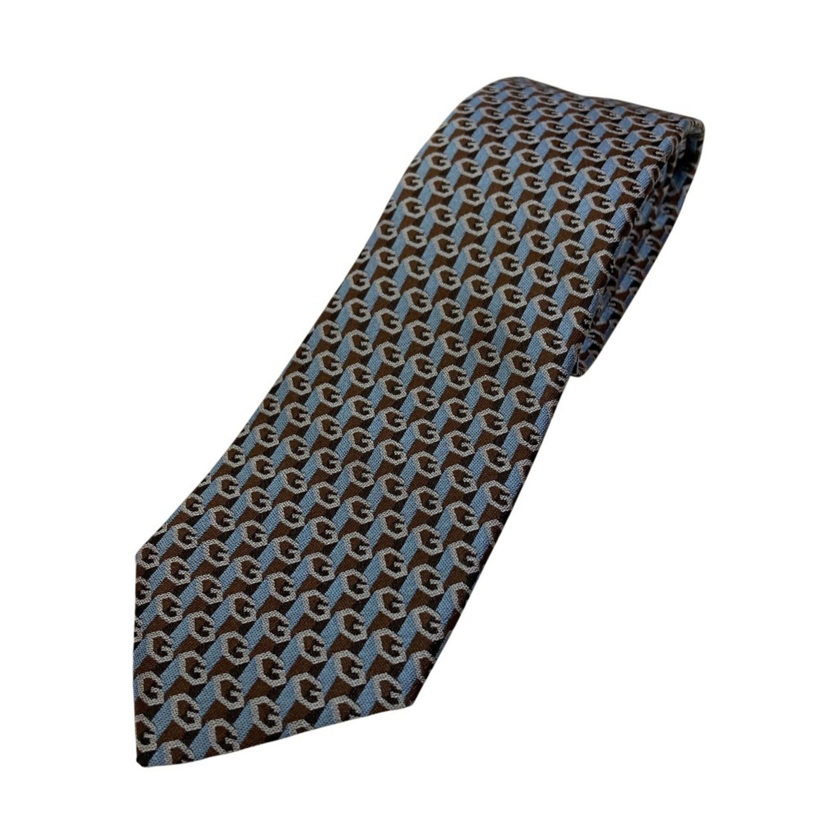 Cravat Gucci: Cravat Gucci Brown and Gray Gucci Cravat for Men. This 57.67'' long cravat features a distinctive brown and gray color combination and a width of 2.75''. It bears a signature. Item Specifics: Brand: G