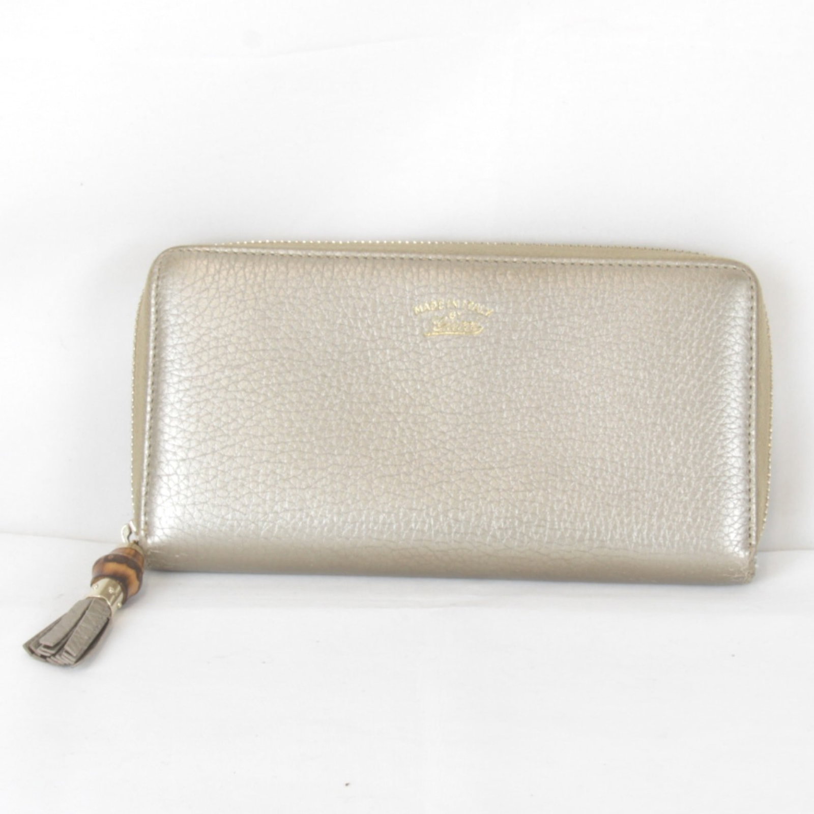 Gucci Long Wallet (Bi-Fold) Leather: Gucci Long Wallet (Bi-Fold) Leather Gucci's iconic bi-fold design is showcased in this luxurious long wallet, crafted from high-quality leather in a striking gold and white color combination. Measurin