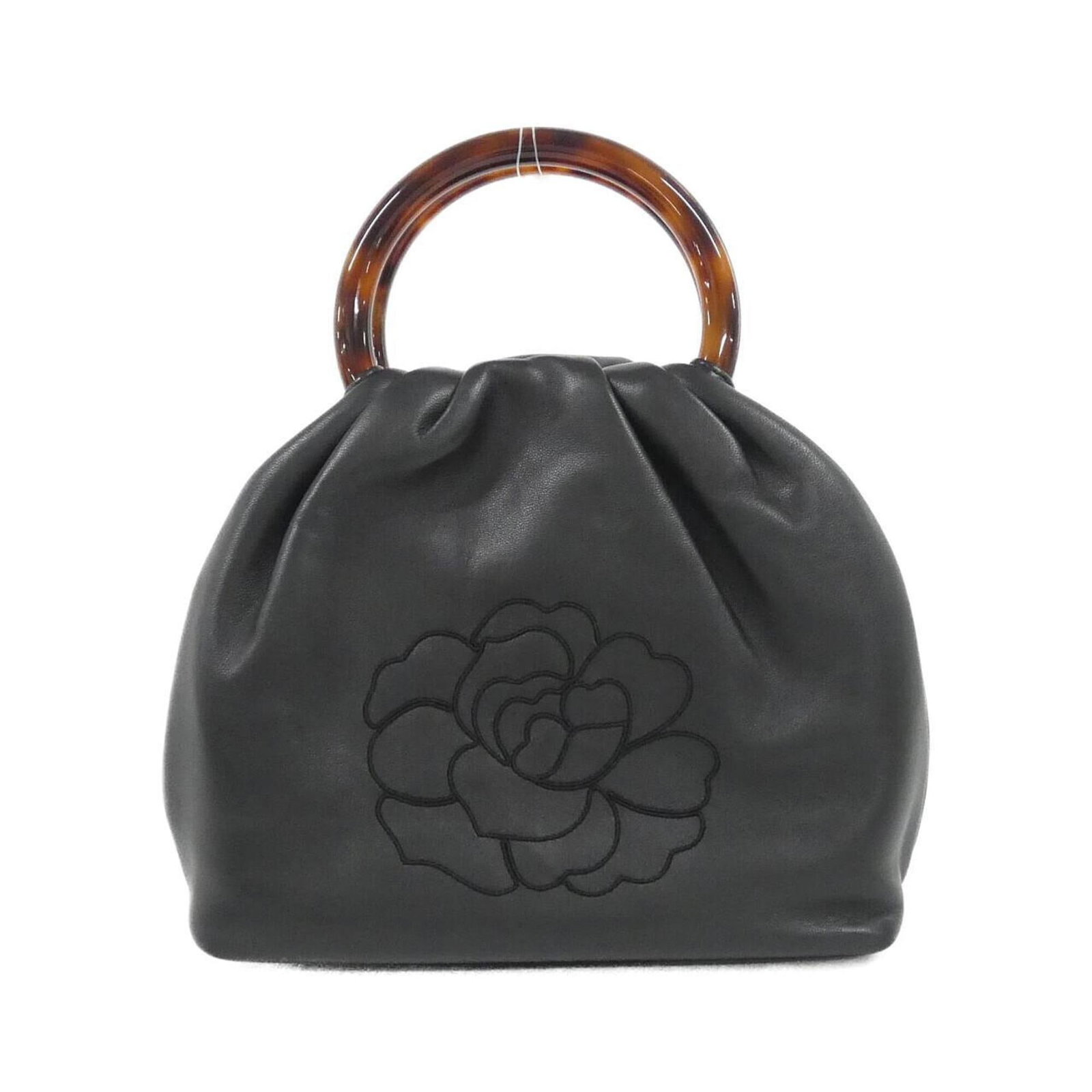Handbag Leather from Chanel: Handbag Leather from Chanel Black lamb leather handbag from Chanel, measuring 17cm x 19cm x 7cm. Made from high-quality leather, this stylish accessory is a classic design. A timeless piece for any fa