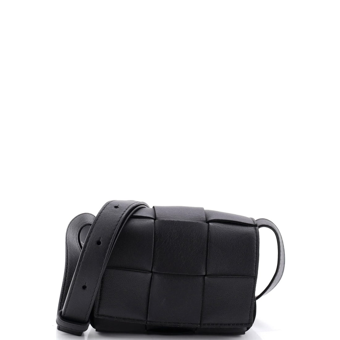 Veneta Cassette Maxi Intrecciato Leather Bag Candy Crossbody: Veneta Cassette Maxi Intrecciato Leather Bag Candy Crossbody This Bottega Veneta Cassette Maxi Intrecciato Leather Crossbody Bag features a sleek black exterior with a signature candy finish,