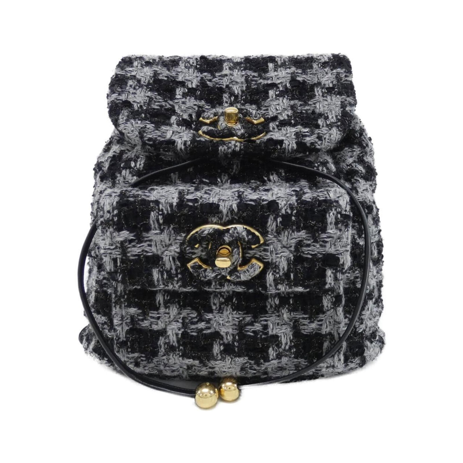 Backpack Tweed Wool Chanel: Backpack Tweed Wool Chanel This Chanel backpack is crafted from wool and tweed, with a sleek black and gray color combination and gold hardware accents. Measuring 24cm x 21cm x 10cm, it features a