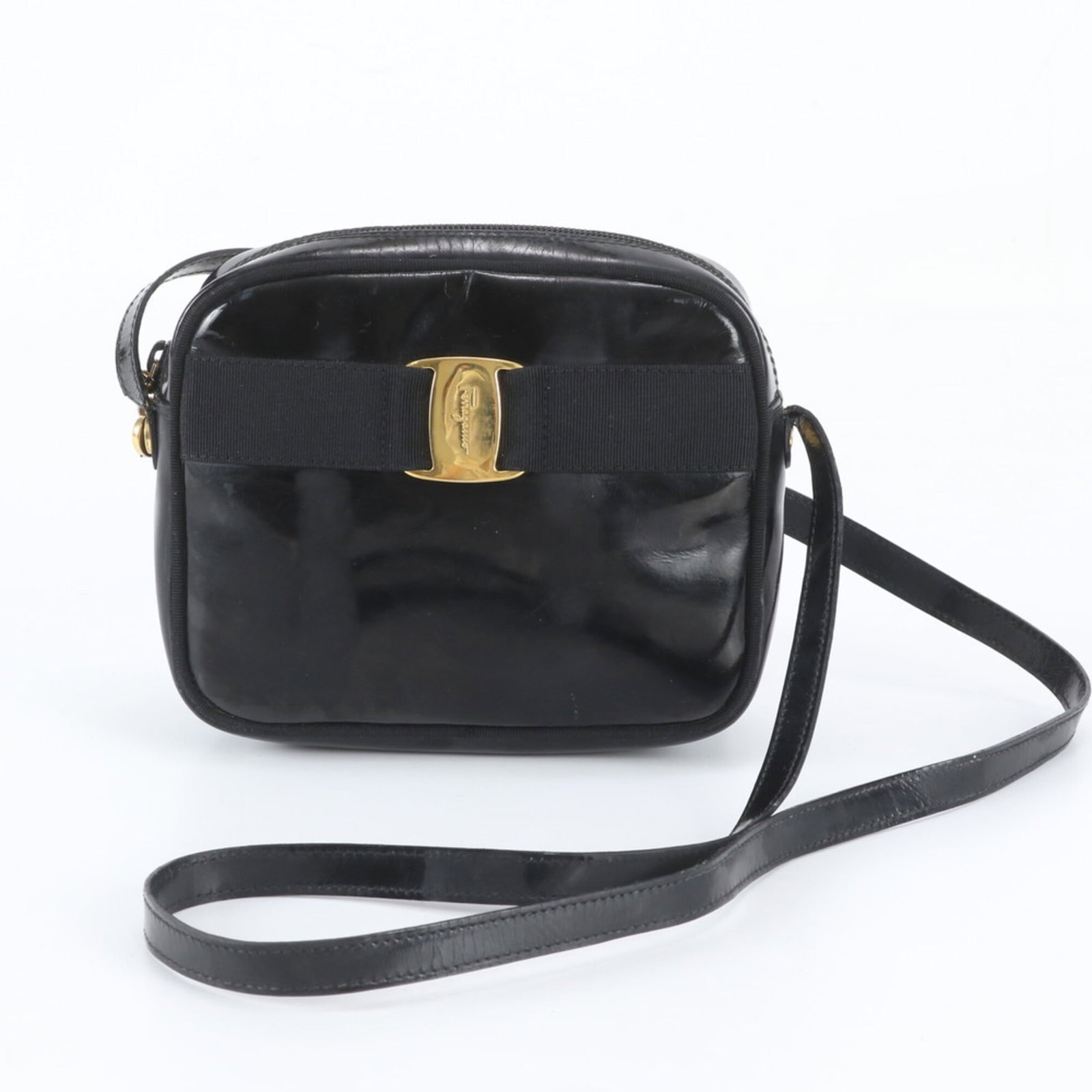 Crossbody Bag Shoulder Bag Leather Salvatore Ferragamo: Crossbody Bag Shoulder Bag Leather Salvatore Ferragamo Black leather crossbody bag with shoulder strap from Salvatore Ferragamo, Italy, featuring a sleek 15cm x 19cm x 7cm design. The bag's classic