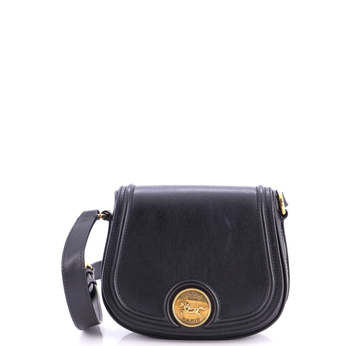Horse Leather Saddle Bag Medal Chloe: Horse Leather Saddle Bag Medal Chloe Black leather Chloe Horse Leather Saddle Bag Medal Chloe features a neutral interior and aged gold hardware. The exterior shows signs of wear, with scuffs and crea